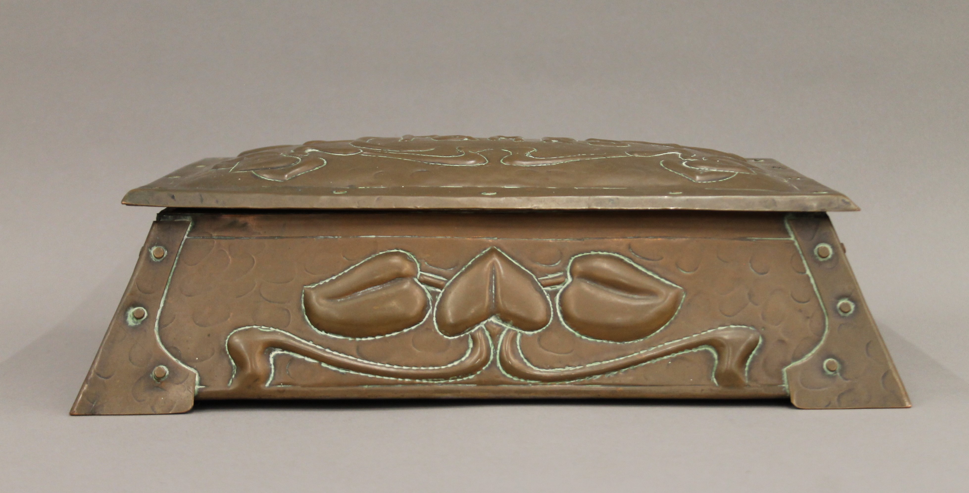 An Arts and Crafts copper cigar box. 29 cm wide. - Image 5 of 5