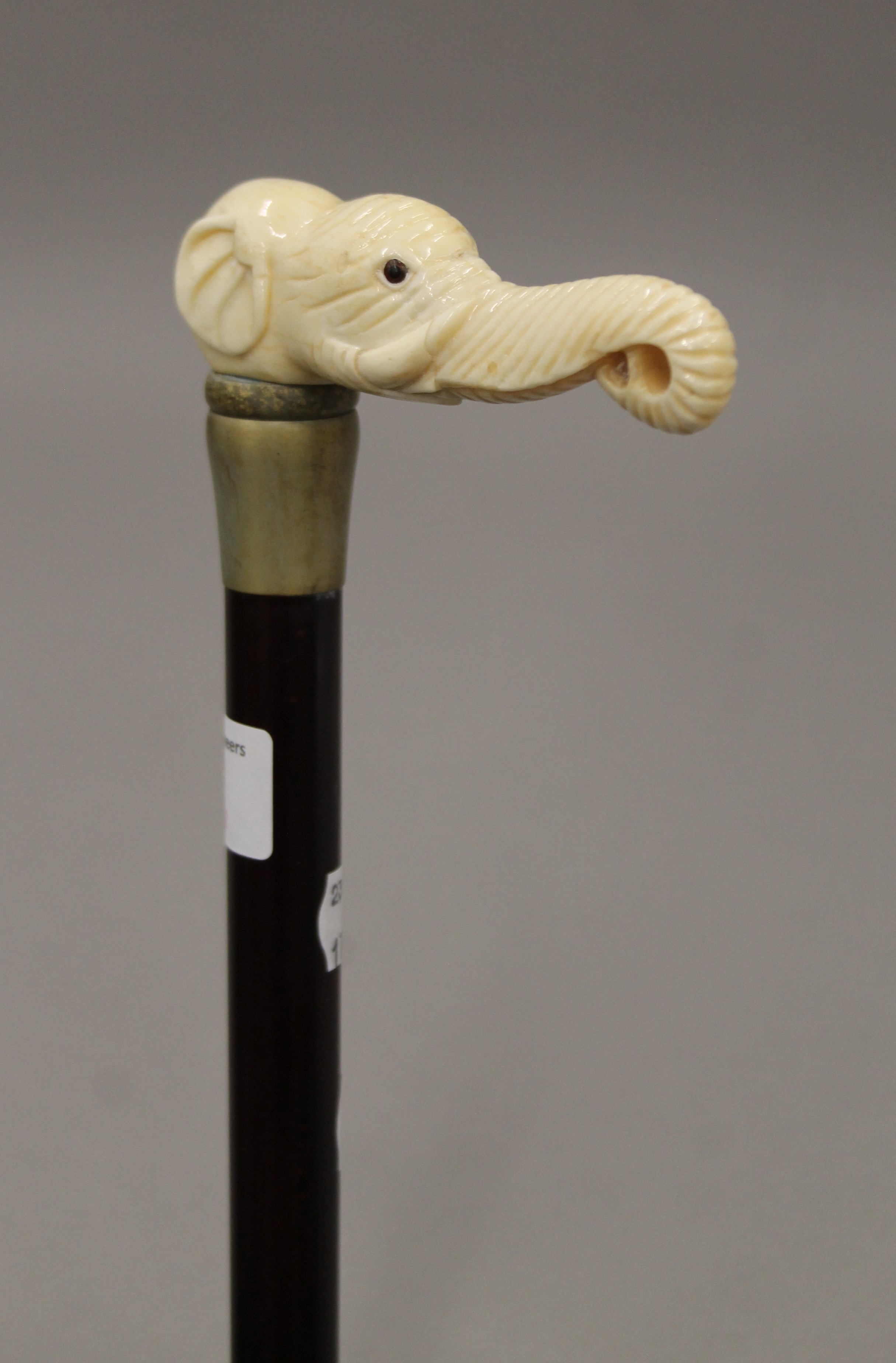 A walking stick with a carved bone handle formed as an elephant. 82 cm long. - Image 2 of 3