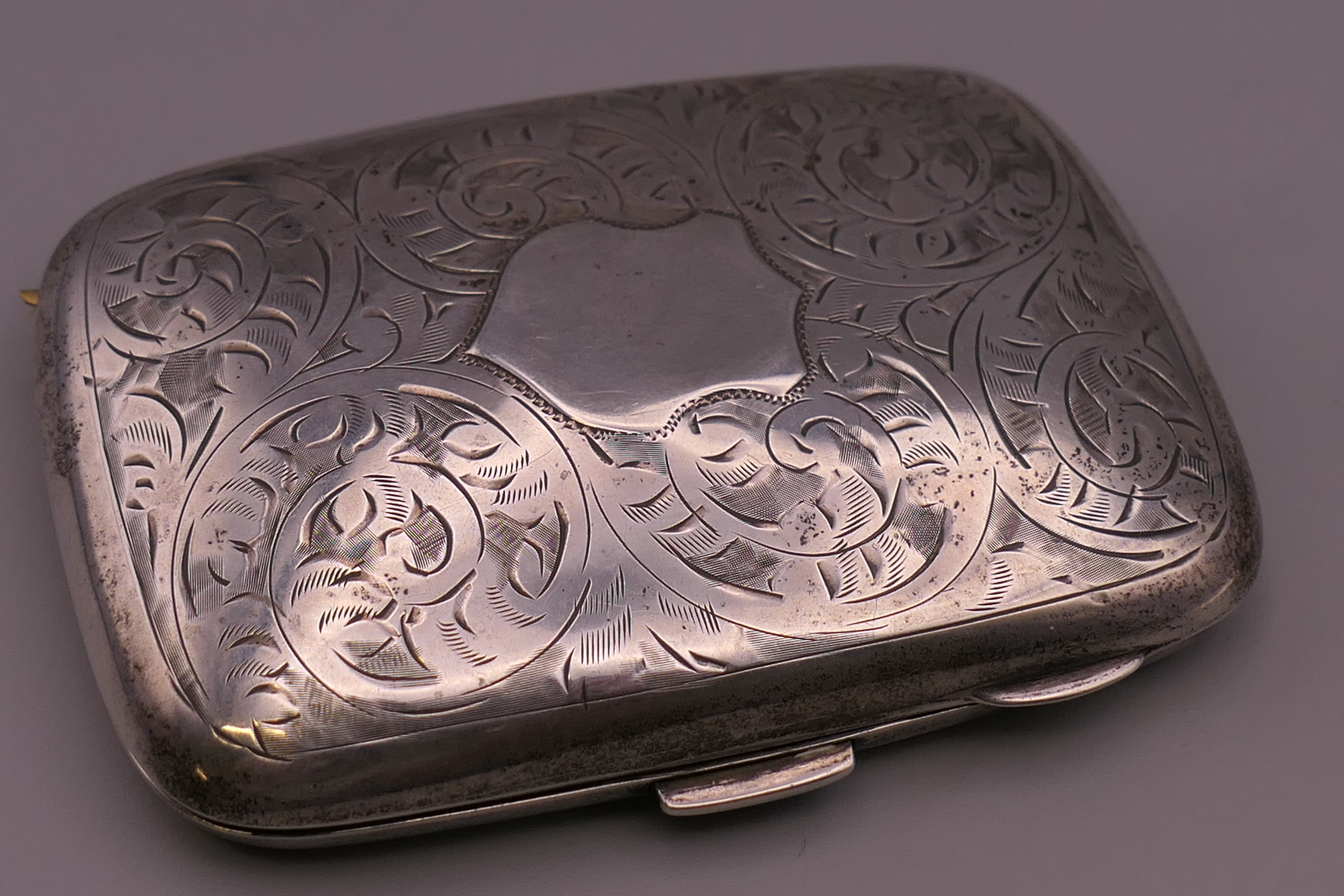 A silver cigarette case, three silver peppers and a silver ingot. The former 6 cm wide. 68. - Image 2 of 10