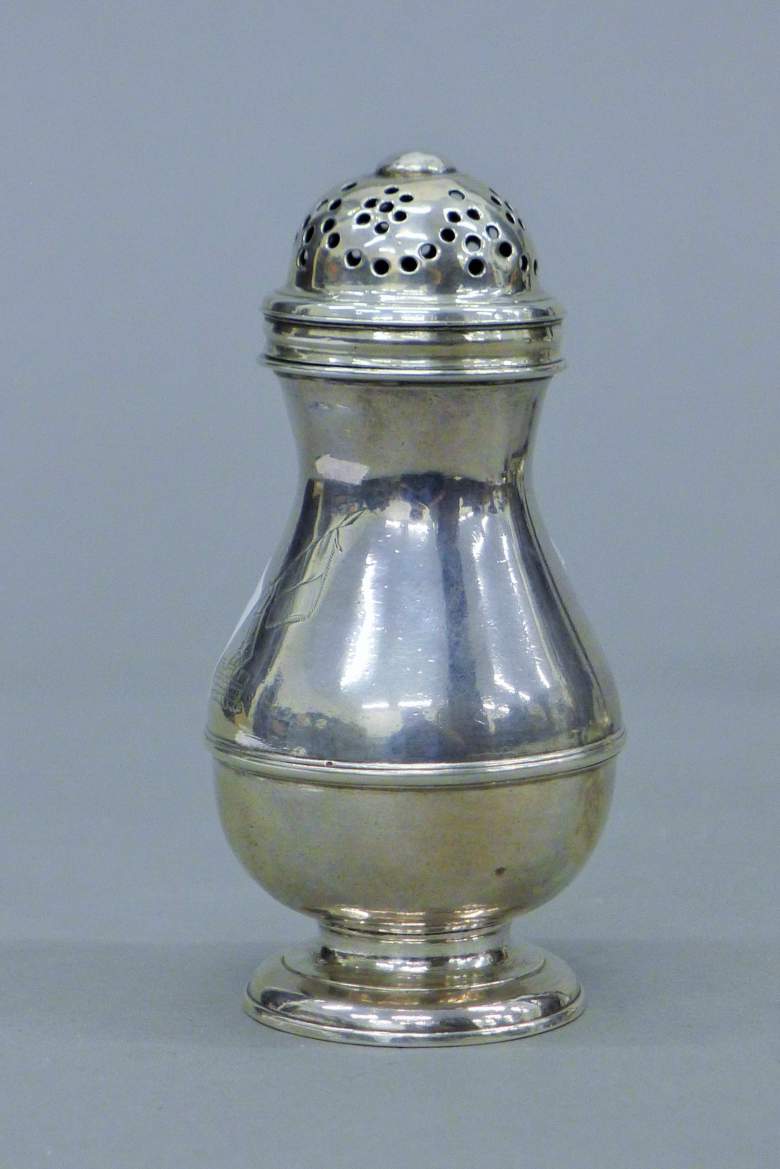 A Georgian silver pepper. 11.5 cm high. 156.4 grammes. - Image 2 of 5