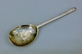 A 17th century Puritan silver spoon, possibly hallmarked for London 1672. 16.5 cm long. 43.