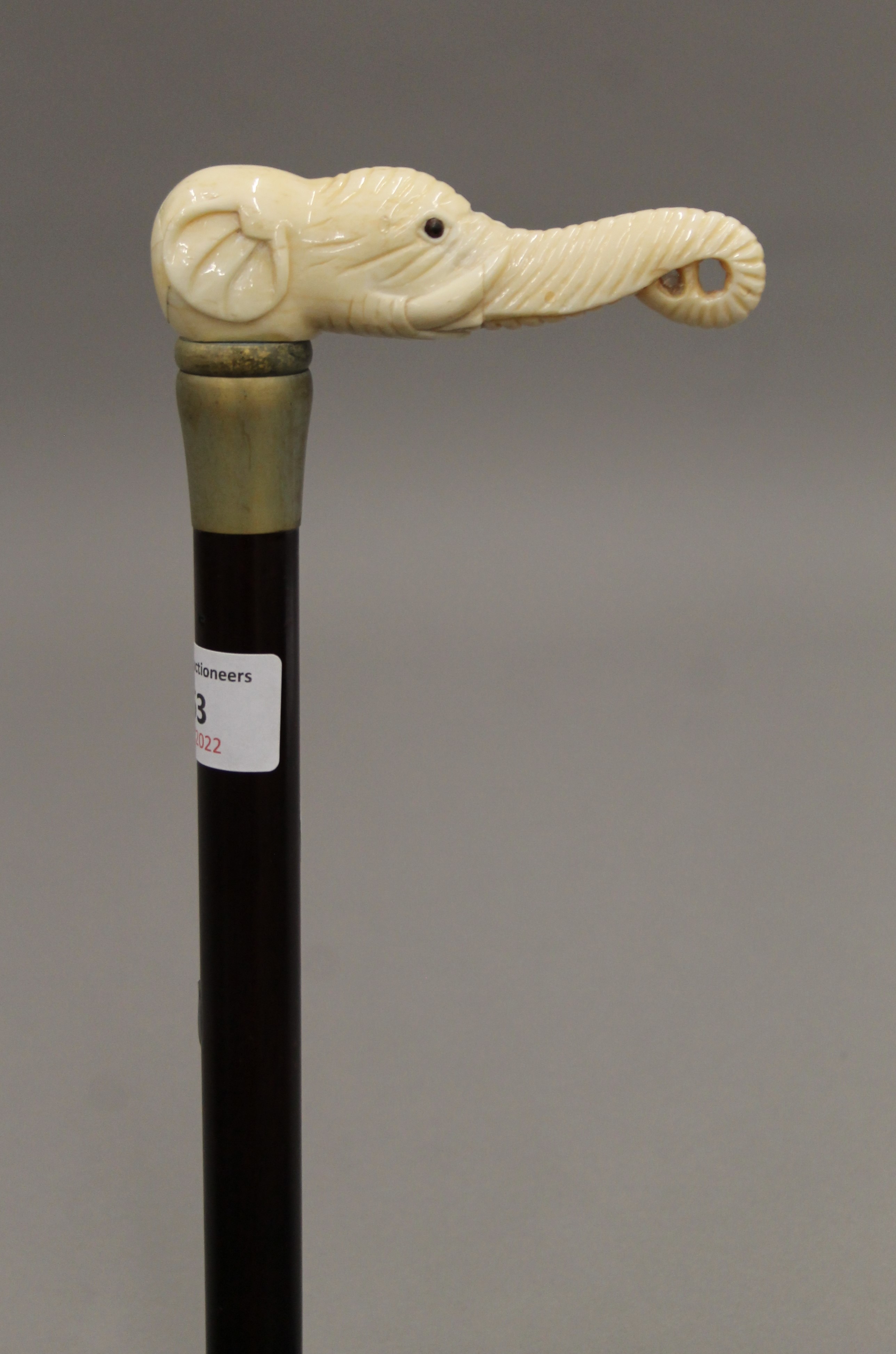 A walking stick with a carved bone handle formed as an elephant. 82 cm long. - Image 3 of 3