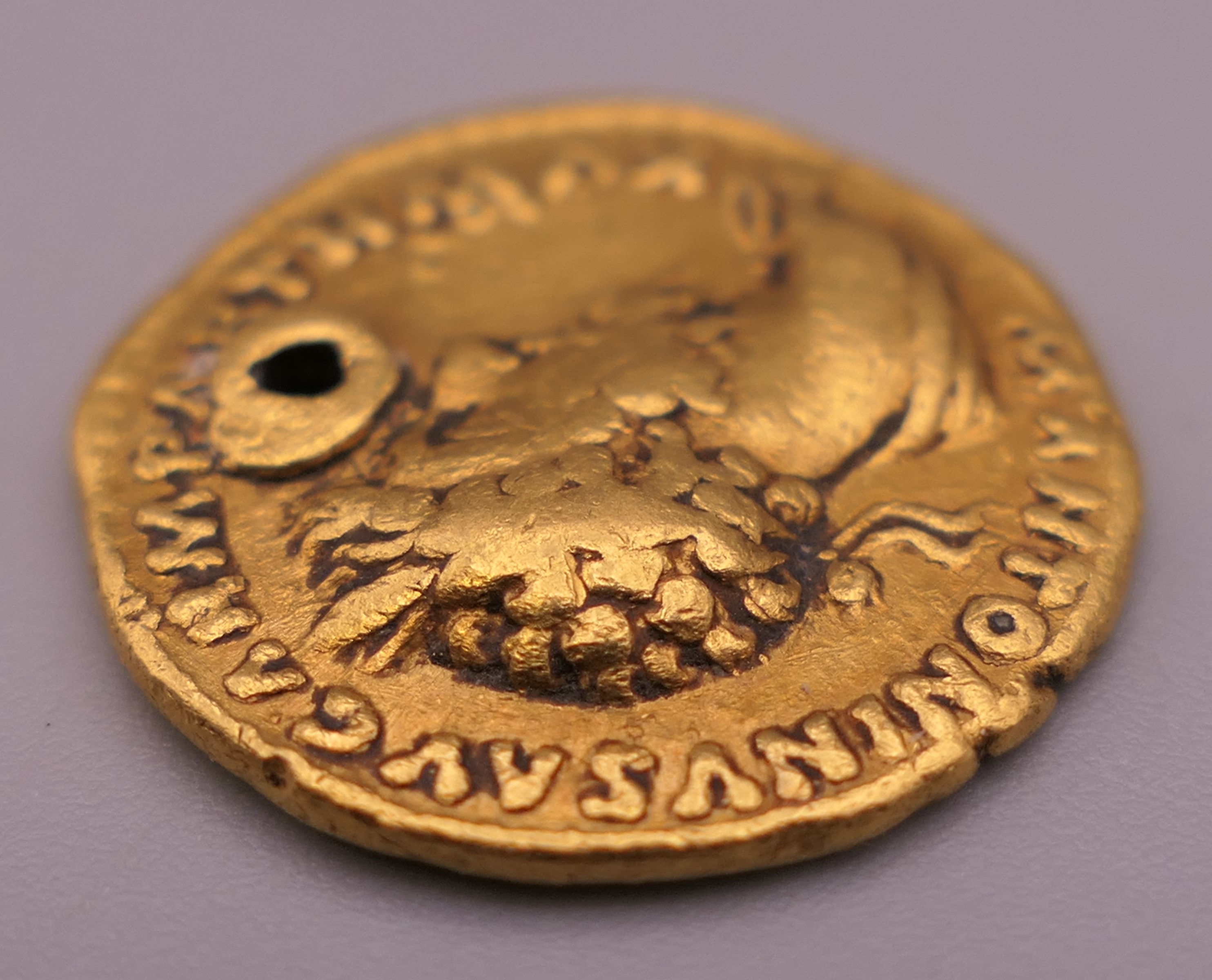 An Aureus gold Roman coin. 7.1 grammes. - Image 3 of 3