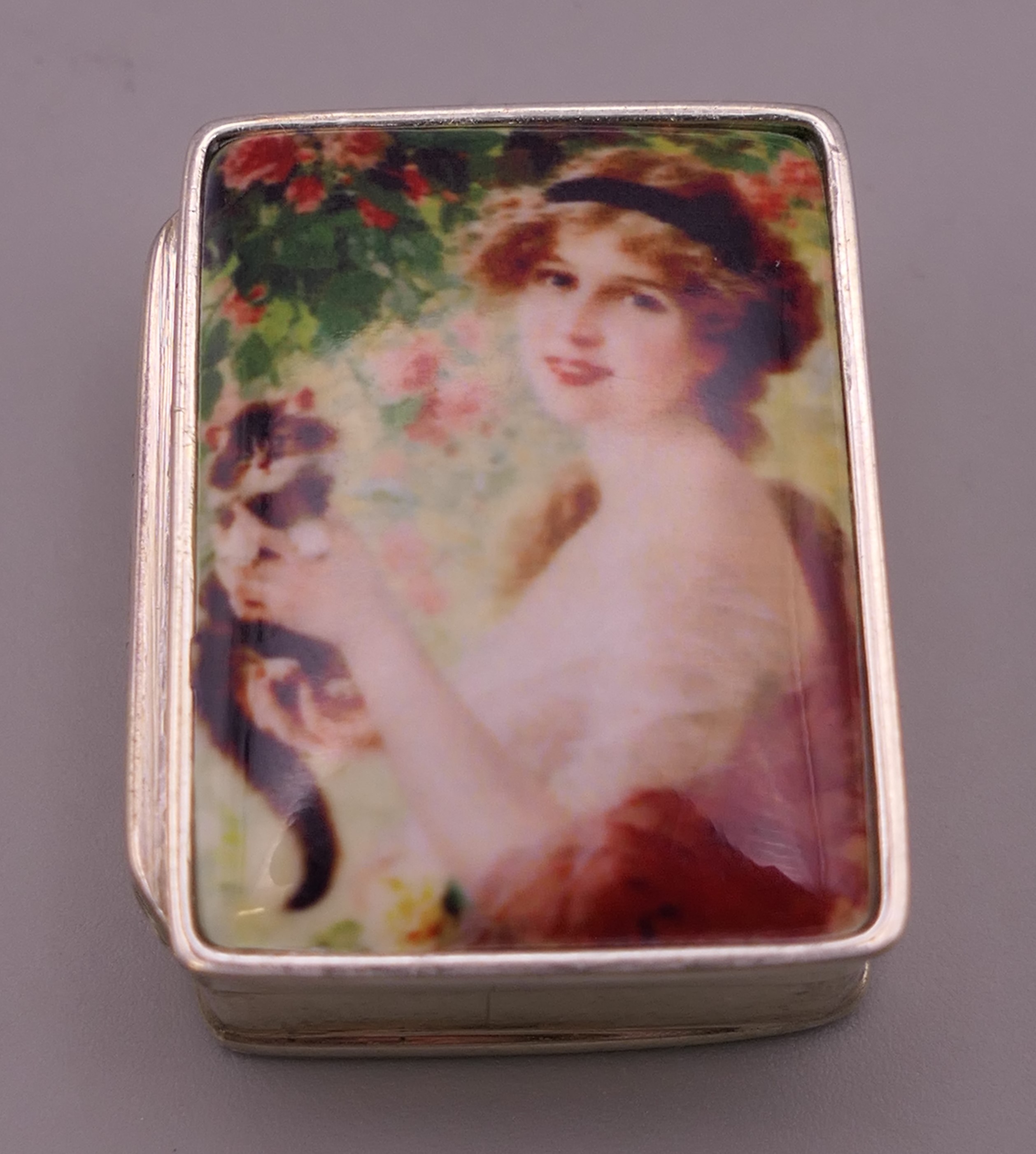 A silver pill box depicting a girl and her cat. 3 cm high. - Image 2 of 5