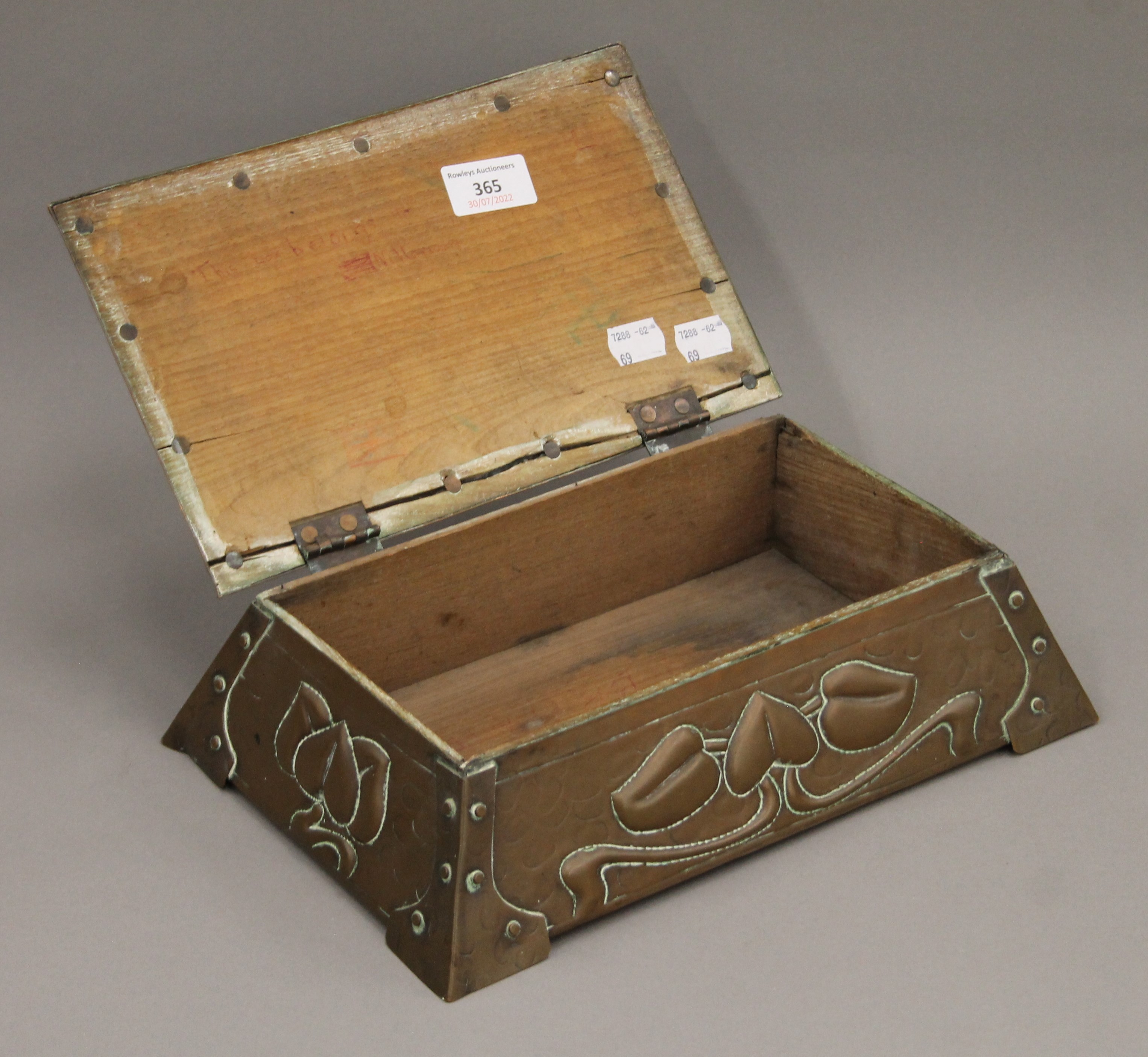 An Arts and Crafts copper cigar box. 29 cm wide. - Image 4 of 5