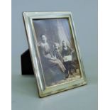 A silver photograph frame. 11.5 x 15 cm.