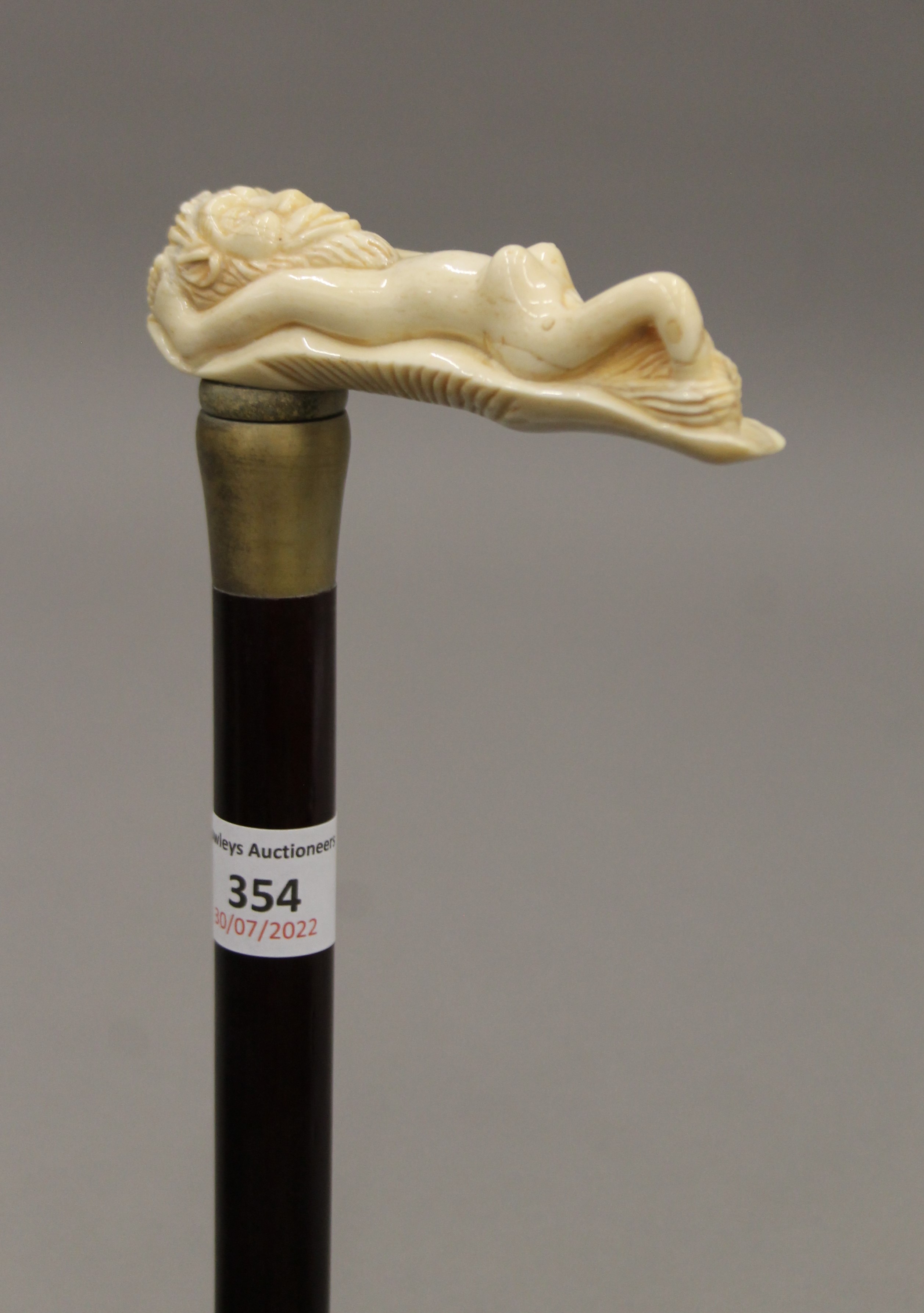 A walking stick with a carved bone handle formed as a nude. 80 cm long. - Image 2 of 4