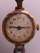 A 9 ct gold cased ladies wristwatch. 2 cm wide. 11.9 grammes total weight.