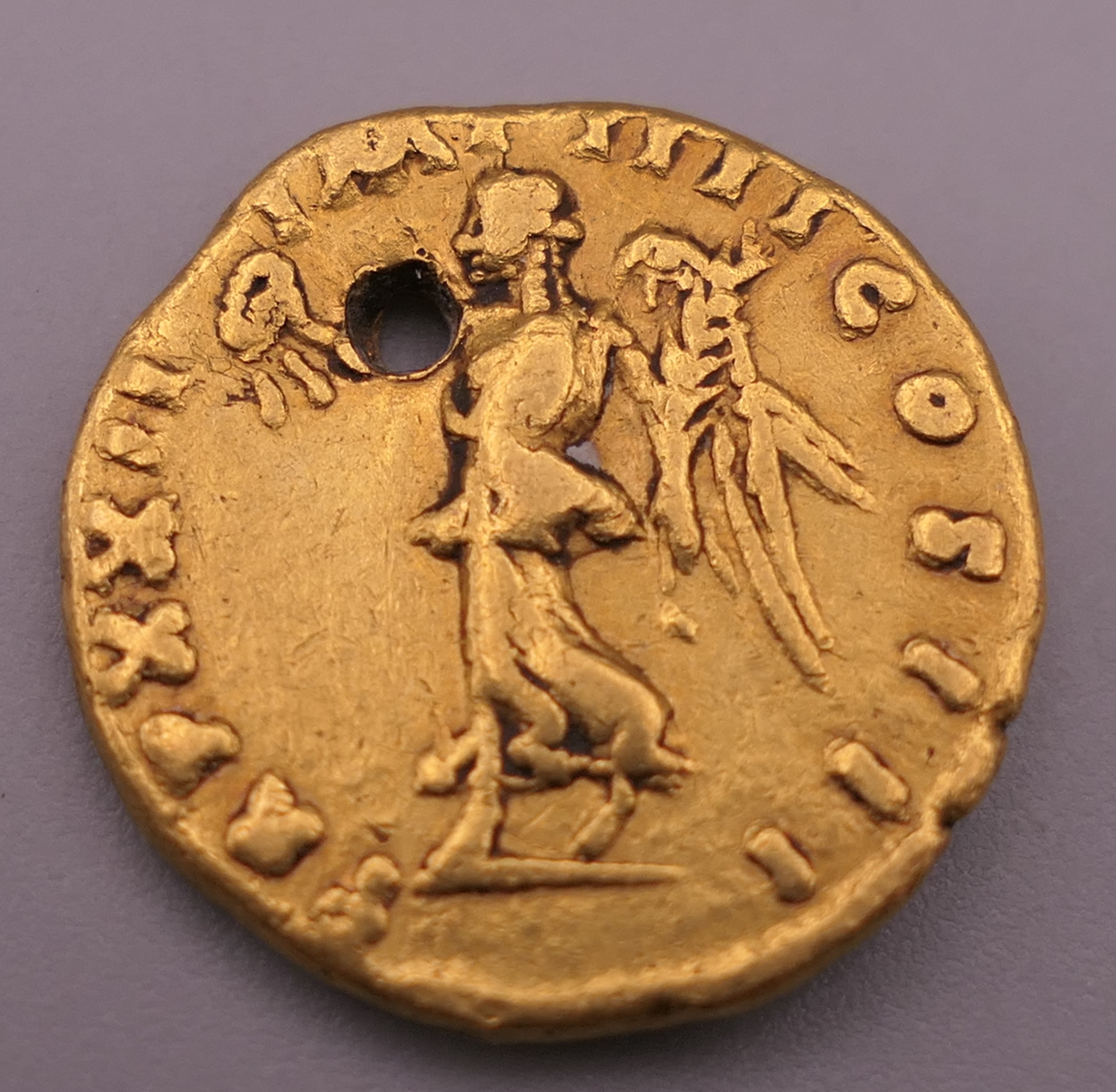 An Aureus gold Roman coin. 7.1 grammes. - Image 2 of 3