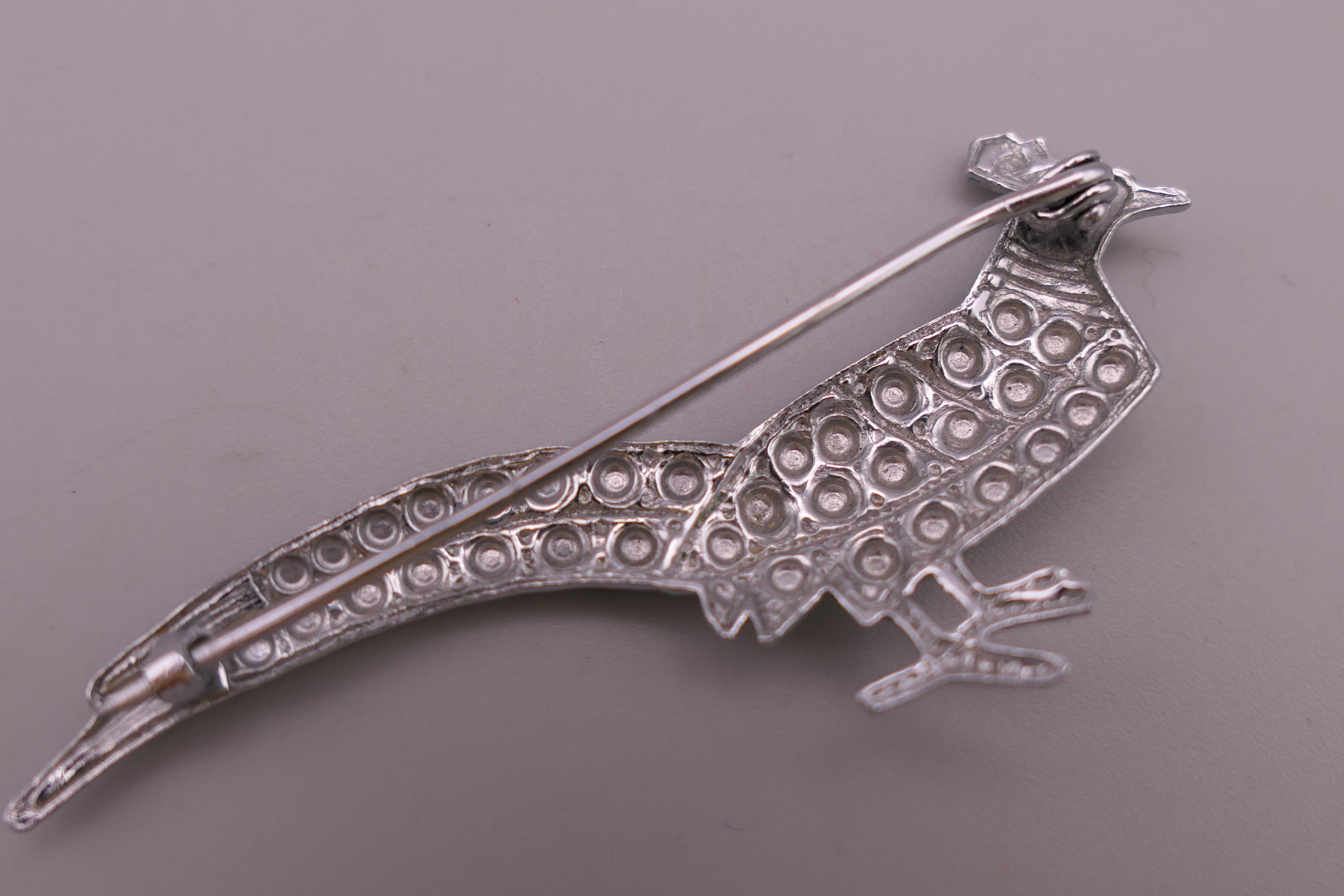 A small quantity of vintage jewellery and a propelling pencil. Bird brooch 6 cm long. - Image 9 of 11