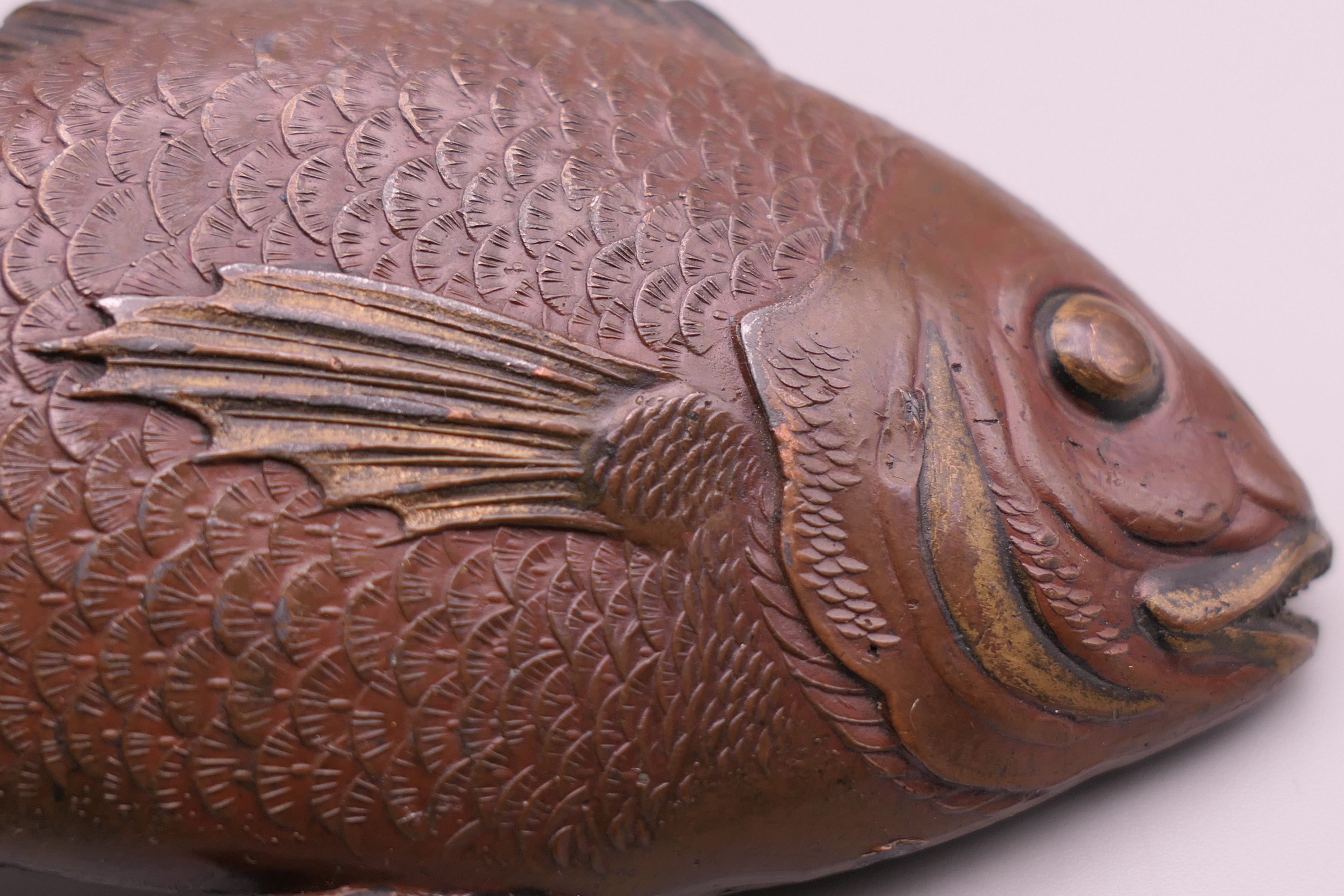 A patinated white metal fish. 10.5 cm long. - Image 5 of 5