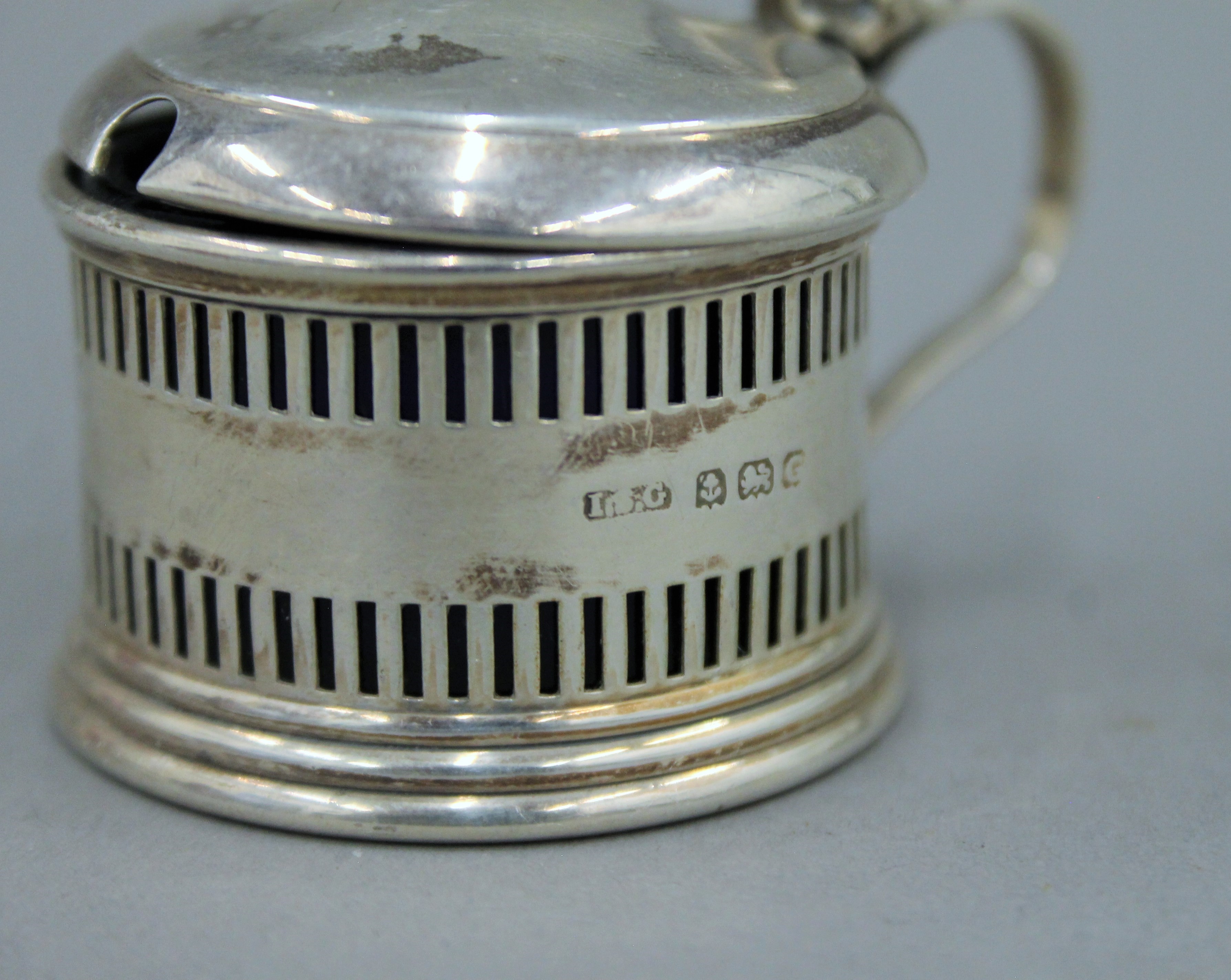 A small quantity of miscellaneous silver. 80.6 grammes . - Image 10 of 15