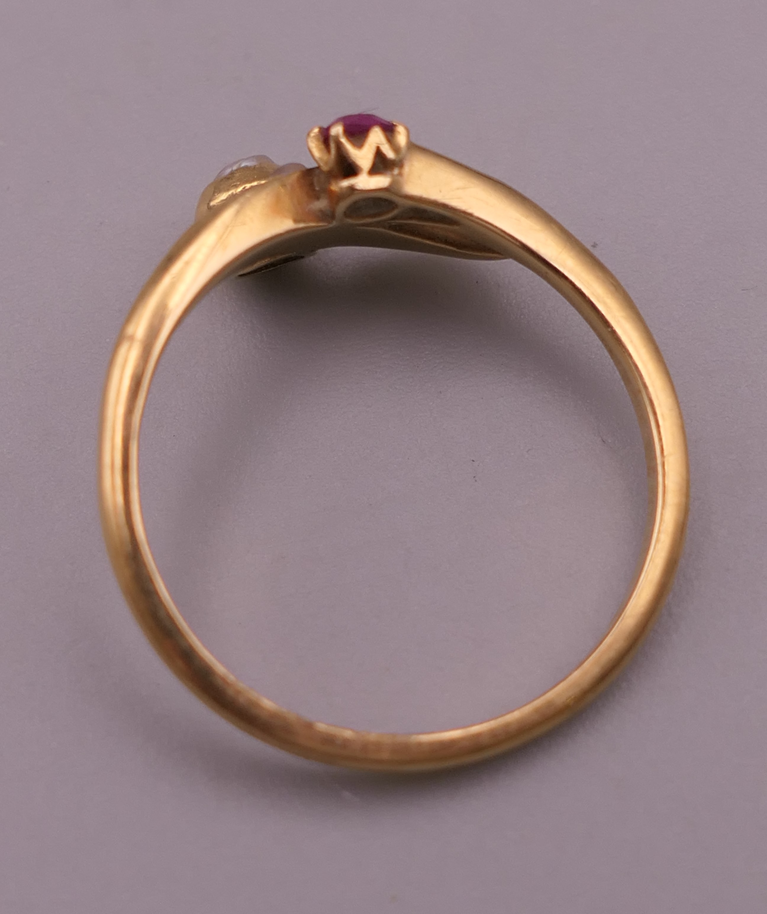 A Victorian 18 ct gold crossover ring. Ring size M/N. 2.7 grammes total weight. - Image 3 of 4