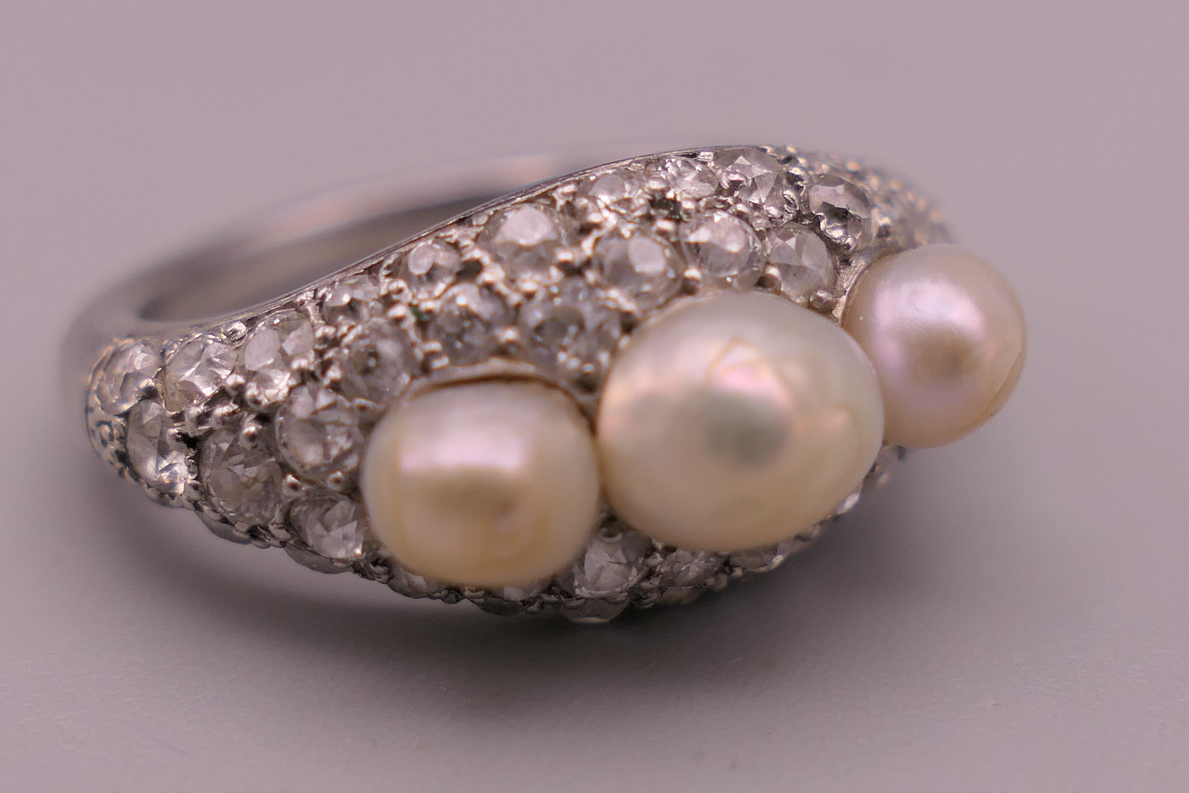 An unmarked white gold or platinum diamond and pearl ring. Ring size I/J. 5.6 grammes total weight. - Image 6 of 12