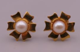 A pair of 9 ct gold pearl earrings. 9 mm wide.