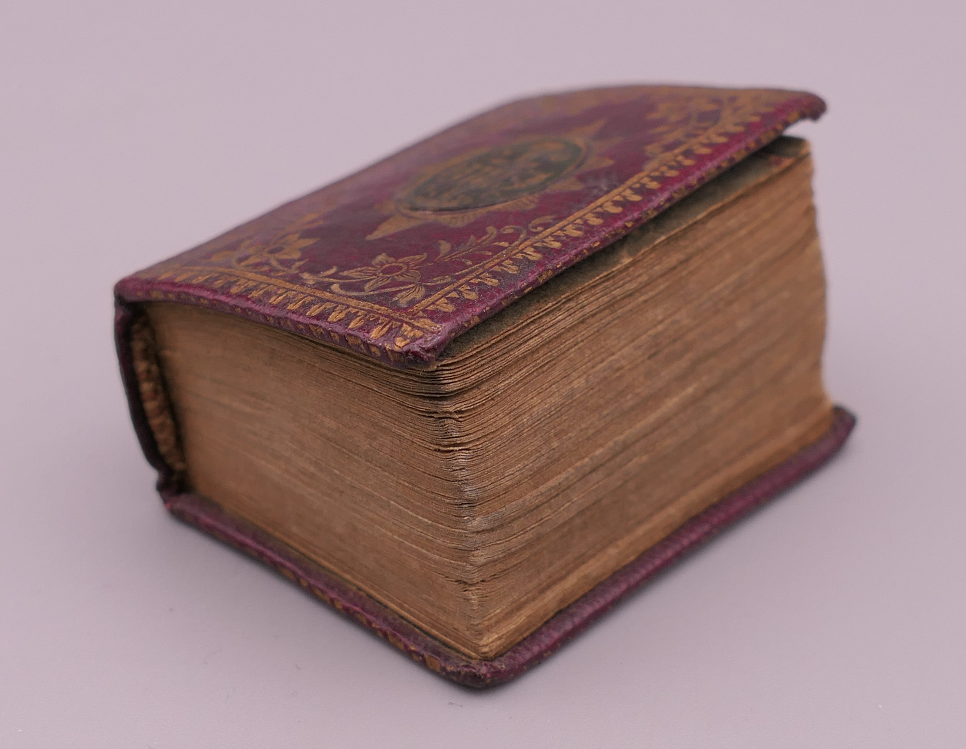 A 1786 miniature Bible. 3 cm wide. - Image 2 of 6