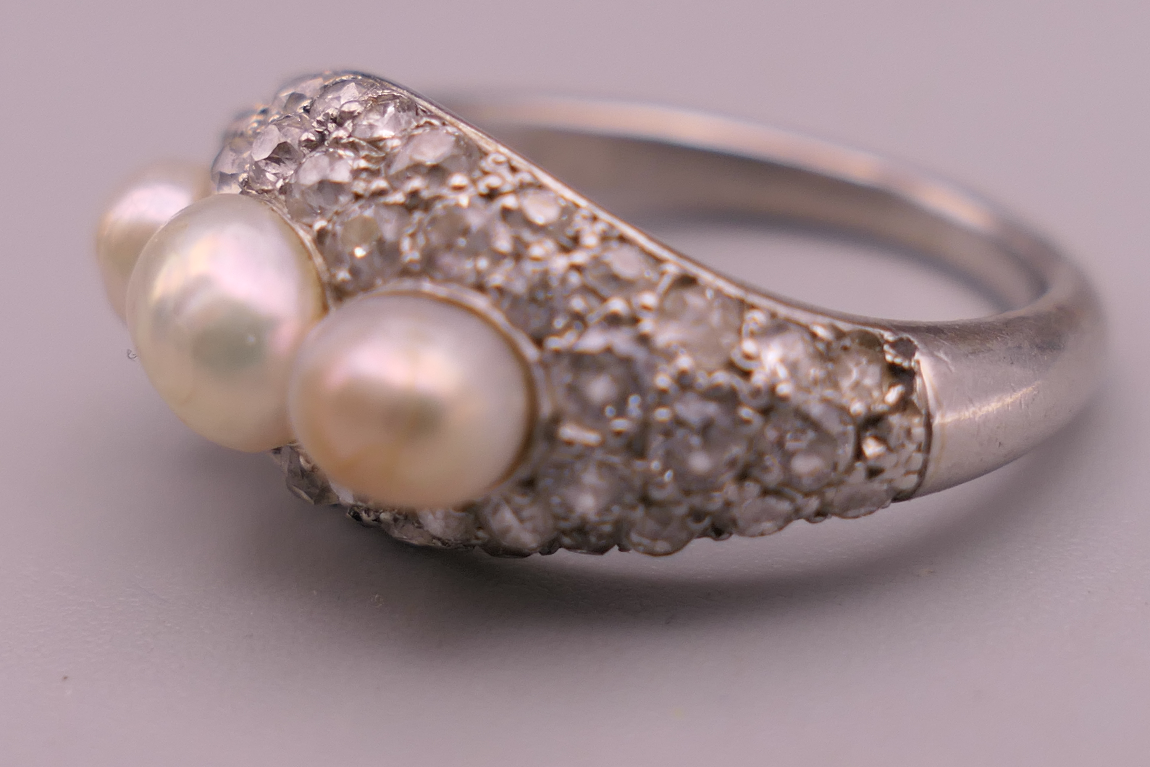 An unmarked white gold or platinum diamond and pearl ring. Ring size I/J. 5.6 grammes total weight. - Image 7 of 12