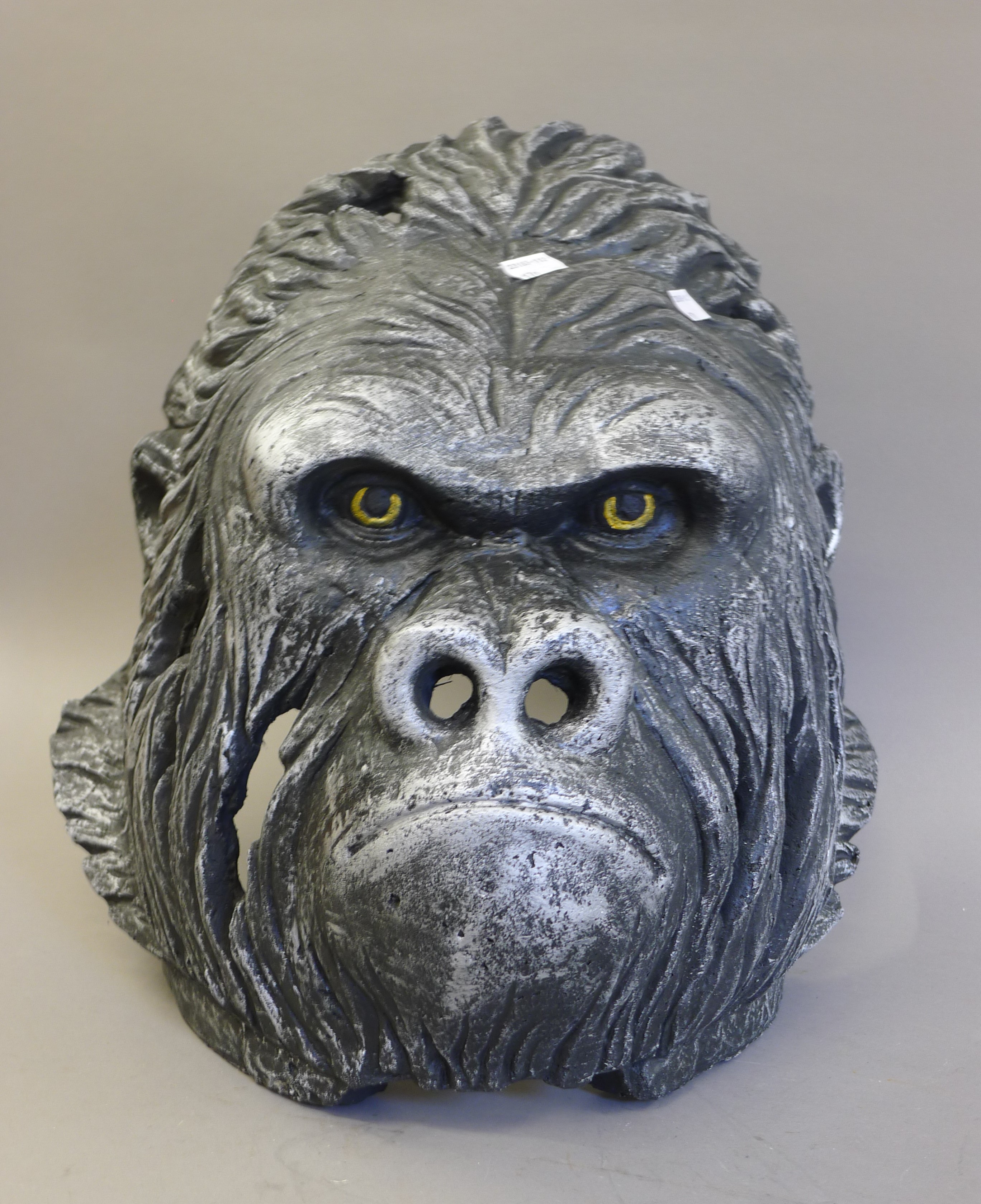 A gorilla head/mask. 38 cm high. - Image 2 of 3