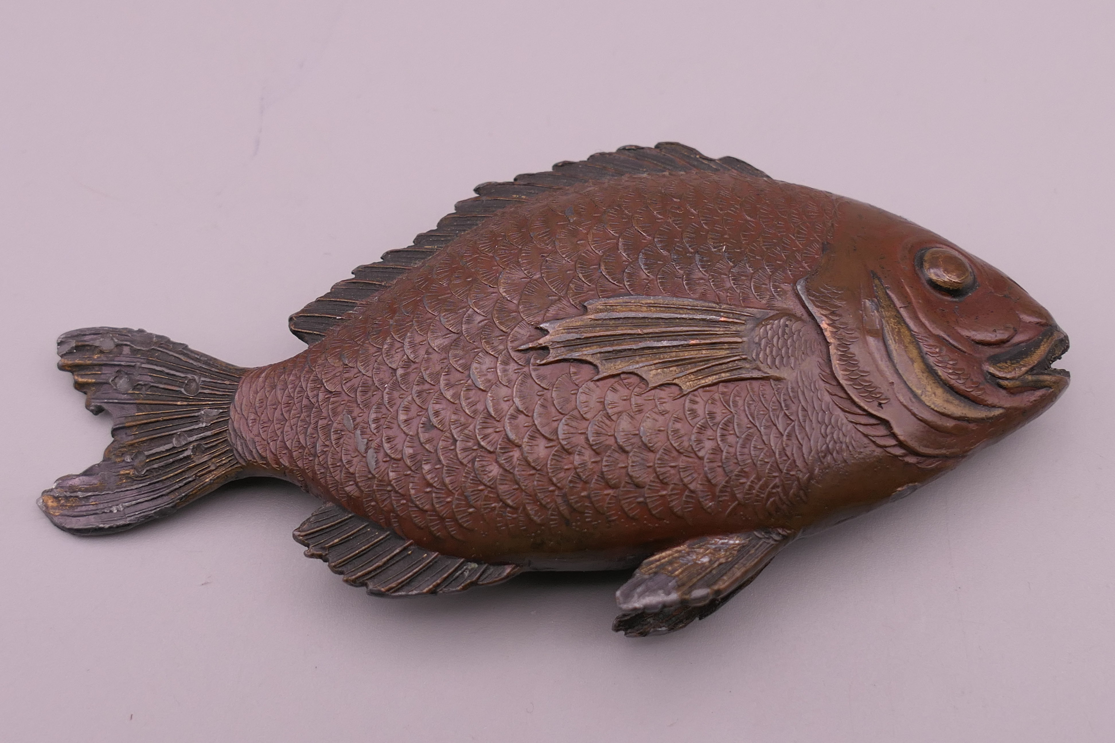 A patinated white metal fish. 10.5 cm long. - Image 2 of 5