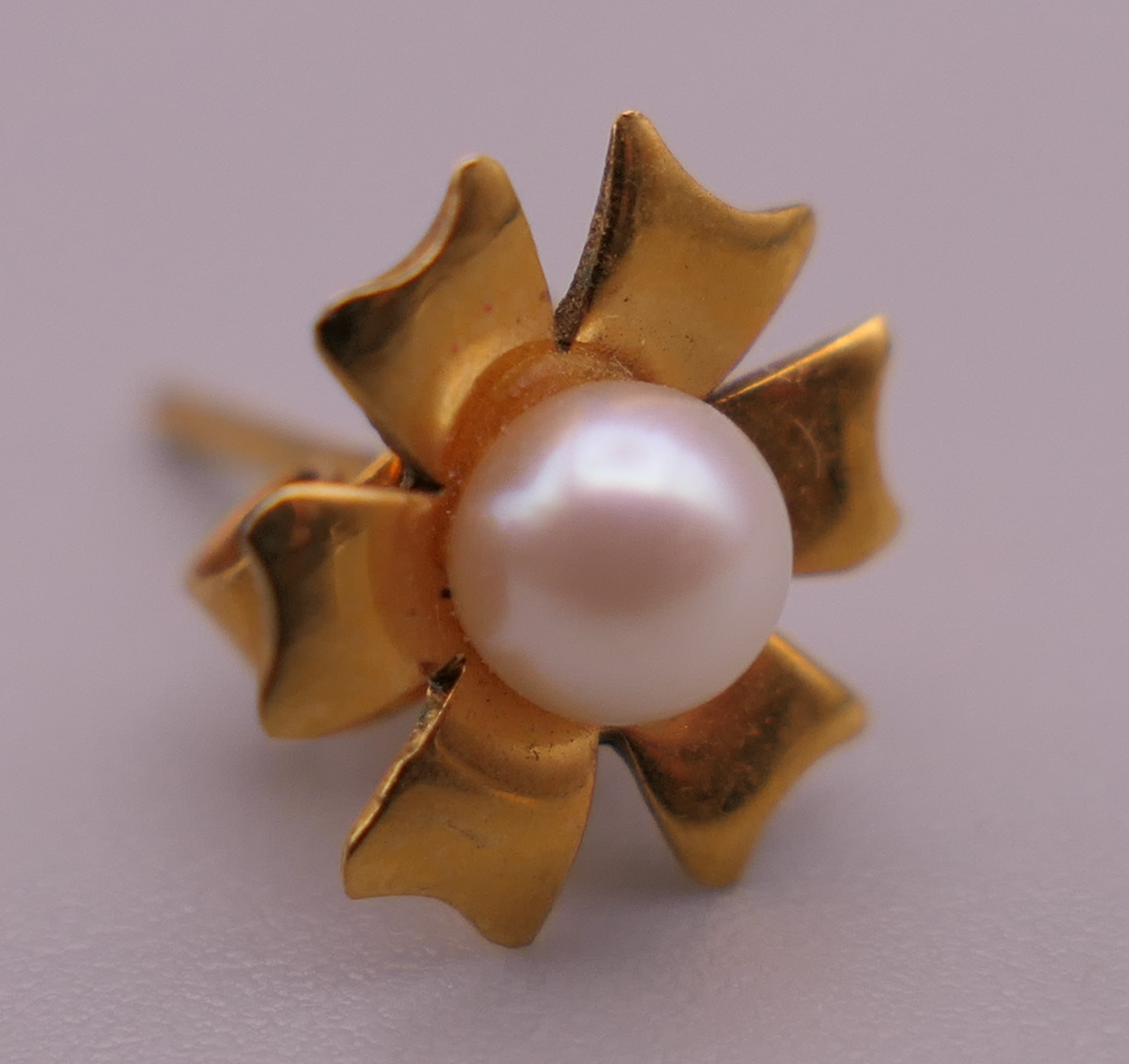 A pair of 9 ct gold pearl earrings. 9 mm wide. - Image 4 of 4