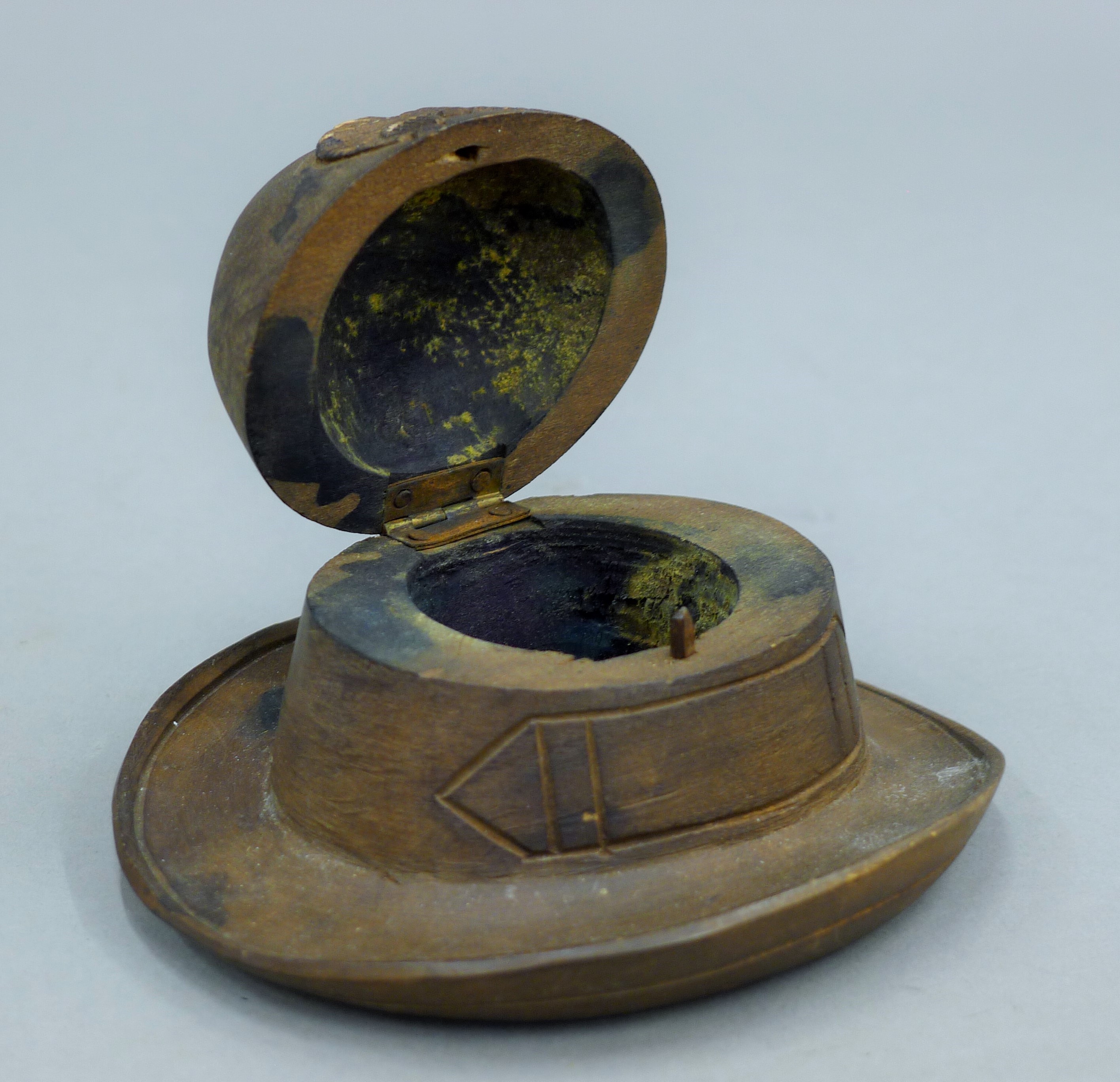 A carved wooden boot form inkwell and a hat form inkwell. The former 13 cm long. - Image 3 of 8