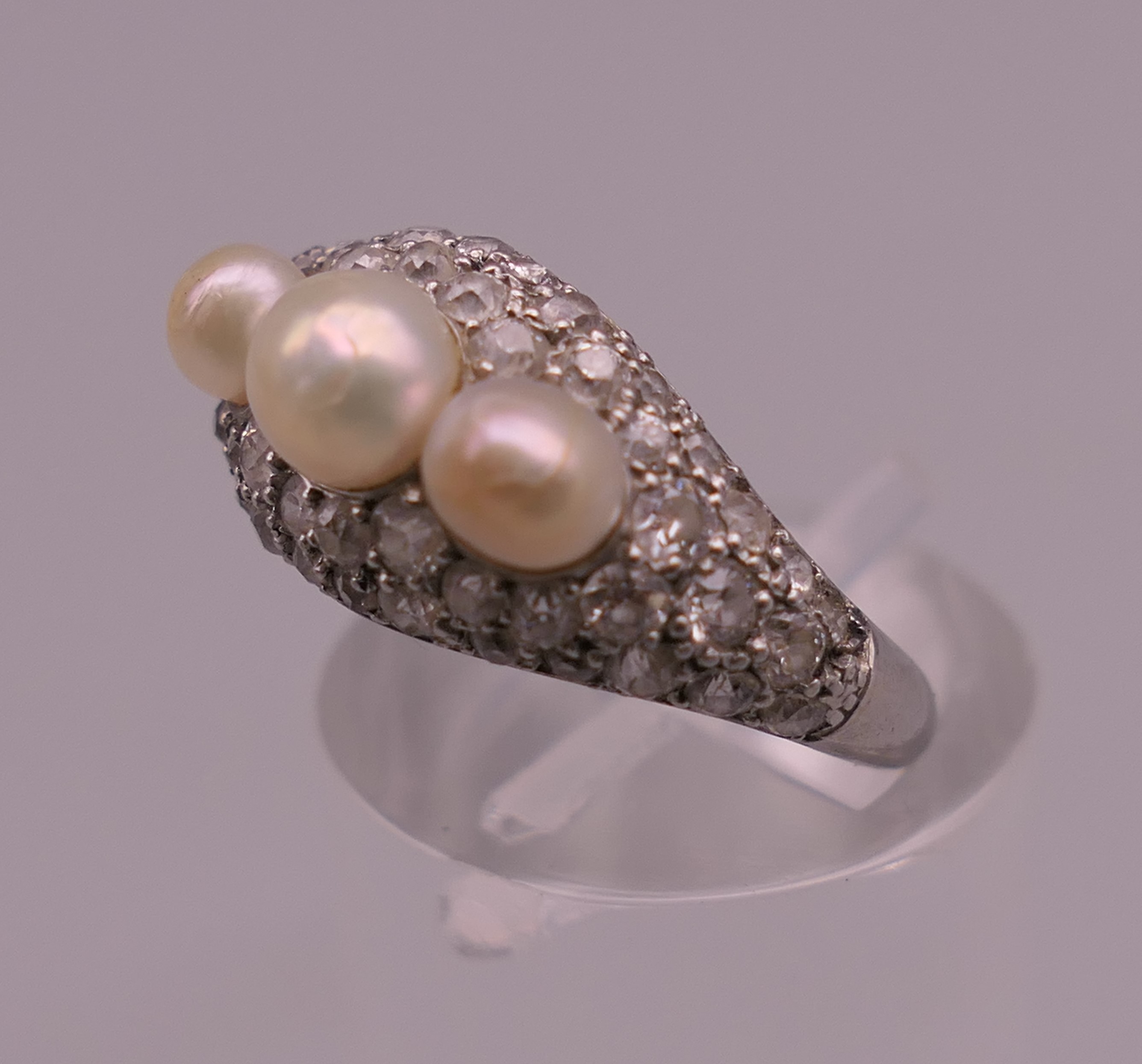 An unmarked white gold or platinum diamond and pearl ring. Ring size I/J. 5.6 grammes total weight. - Image 4 of 12