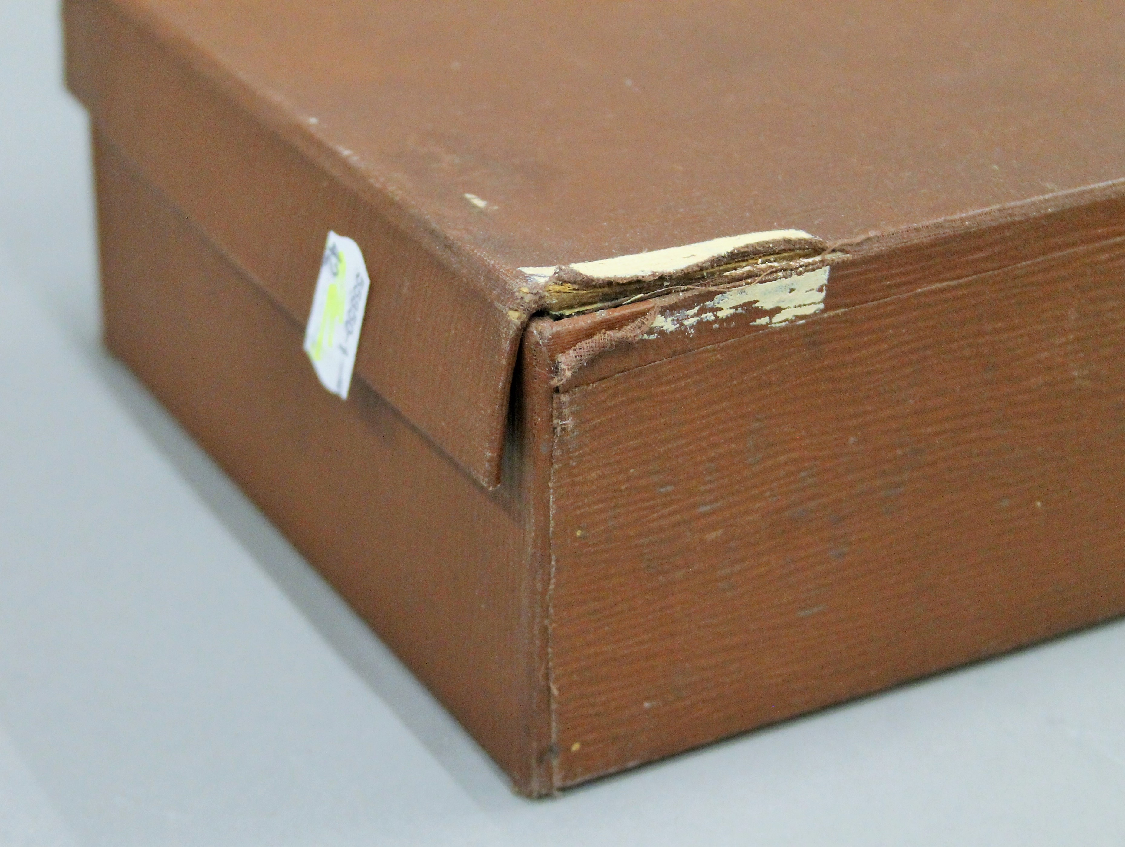 Three small vintage cases. The largest 47 cm wide. - Image 3 of 3