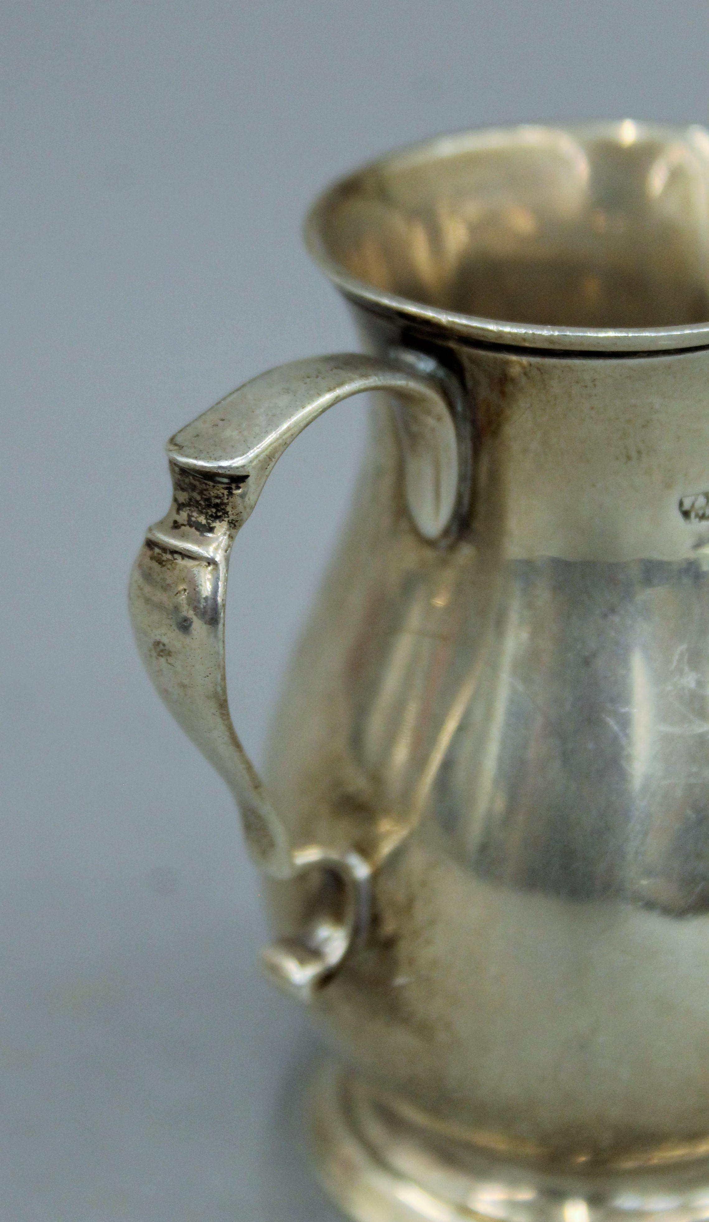 A silver cream jug. 8.5 cm high. 124.2 grammes. - Image 3 of 4