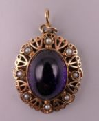 A 9 ct gold cabochon mounted pendant. 3.5 cm high.