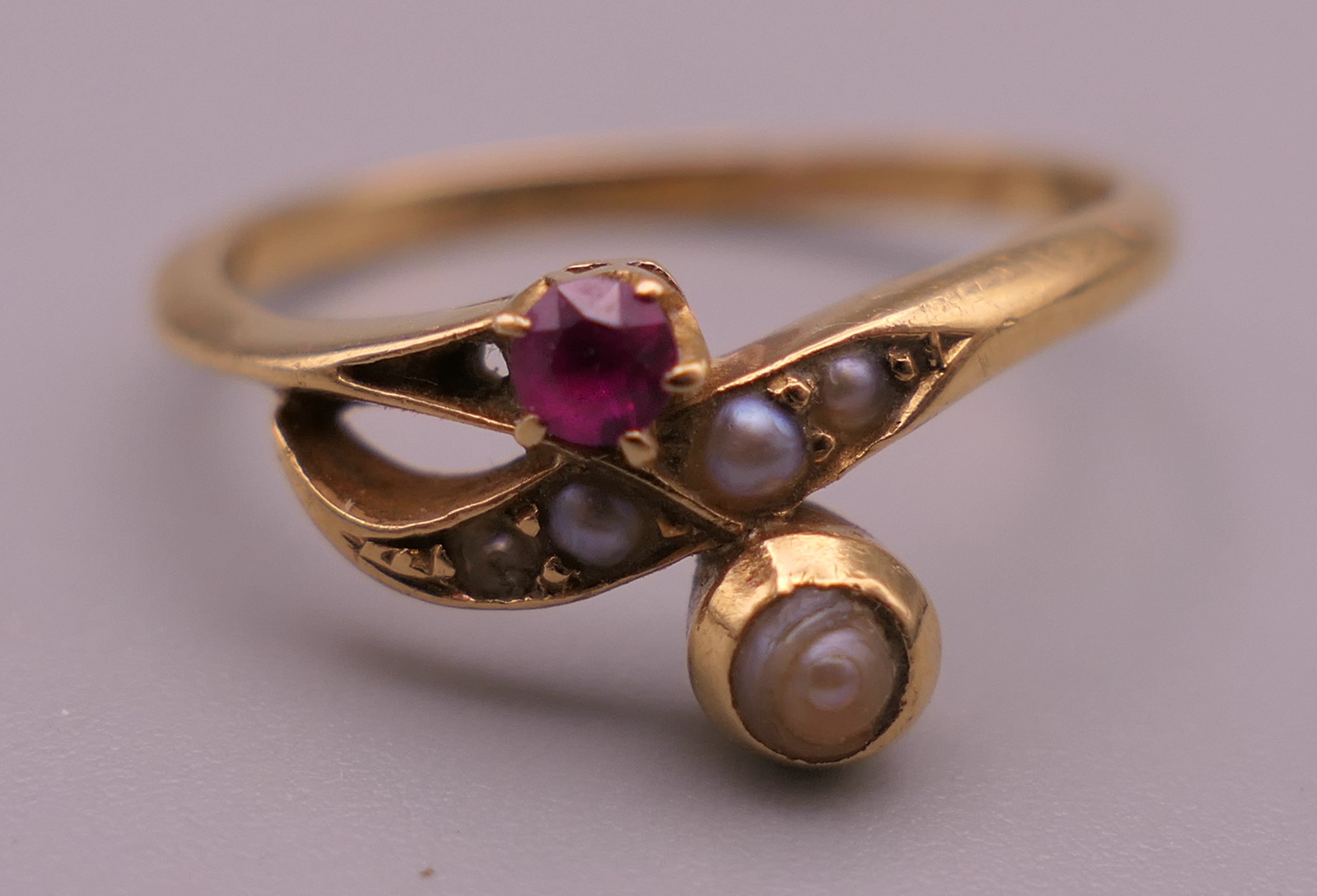 A Victorian 18 ct gold crossover ring. Ring size M/N. 2.7 grammes total weight. - Image 2 of 4