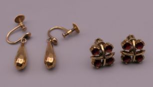 A pair of 14 ct gold and garnet ear studs (3.