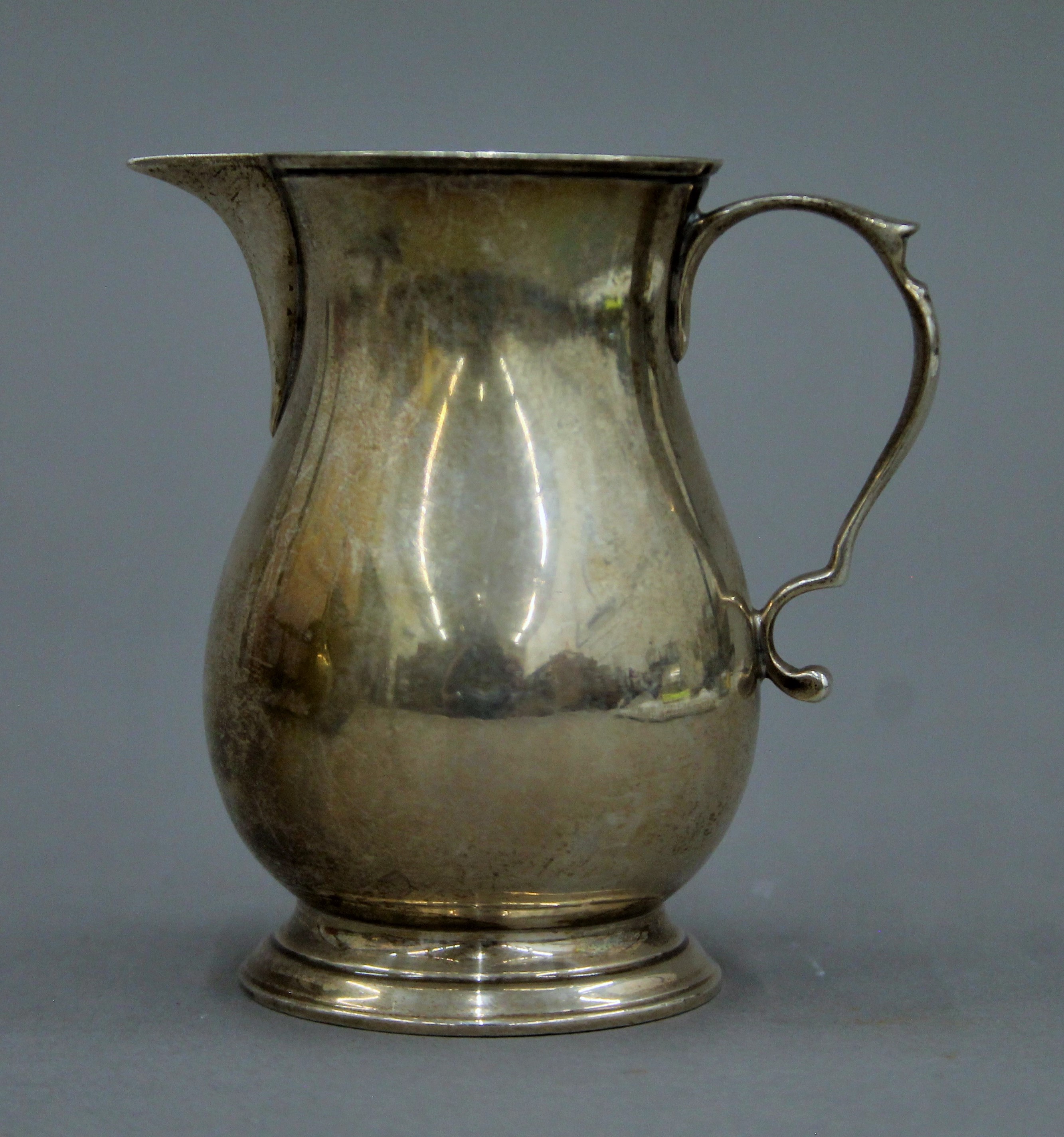 A silver cream jug. 8.5 cm high. 124.2 grammes. - Image 2 of 4