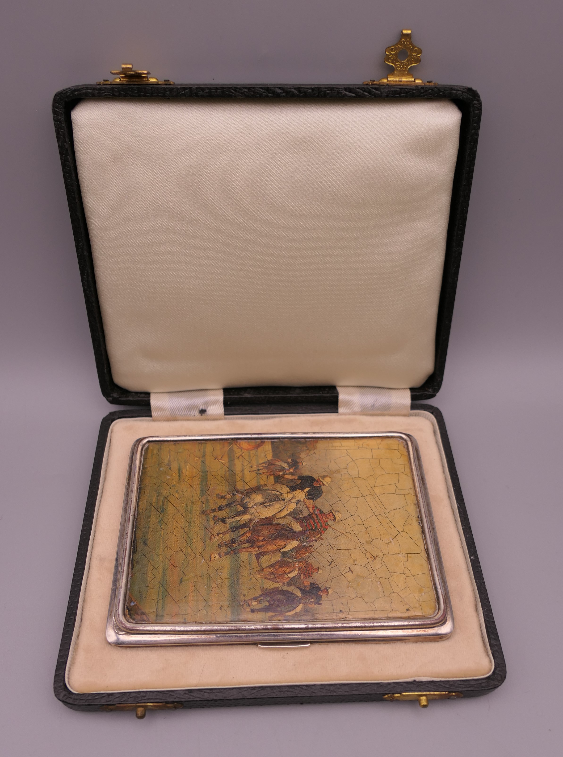 A silver cigarette case decorated with polo scenes. 8.5 cm wide. 219.2 grammes total weight. - Image 9 of 10