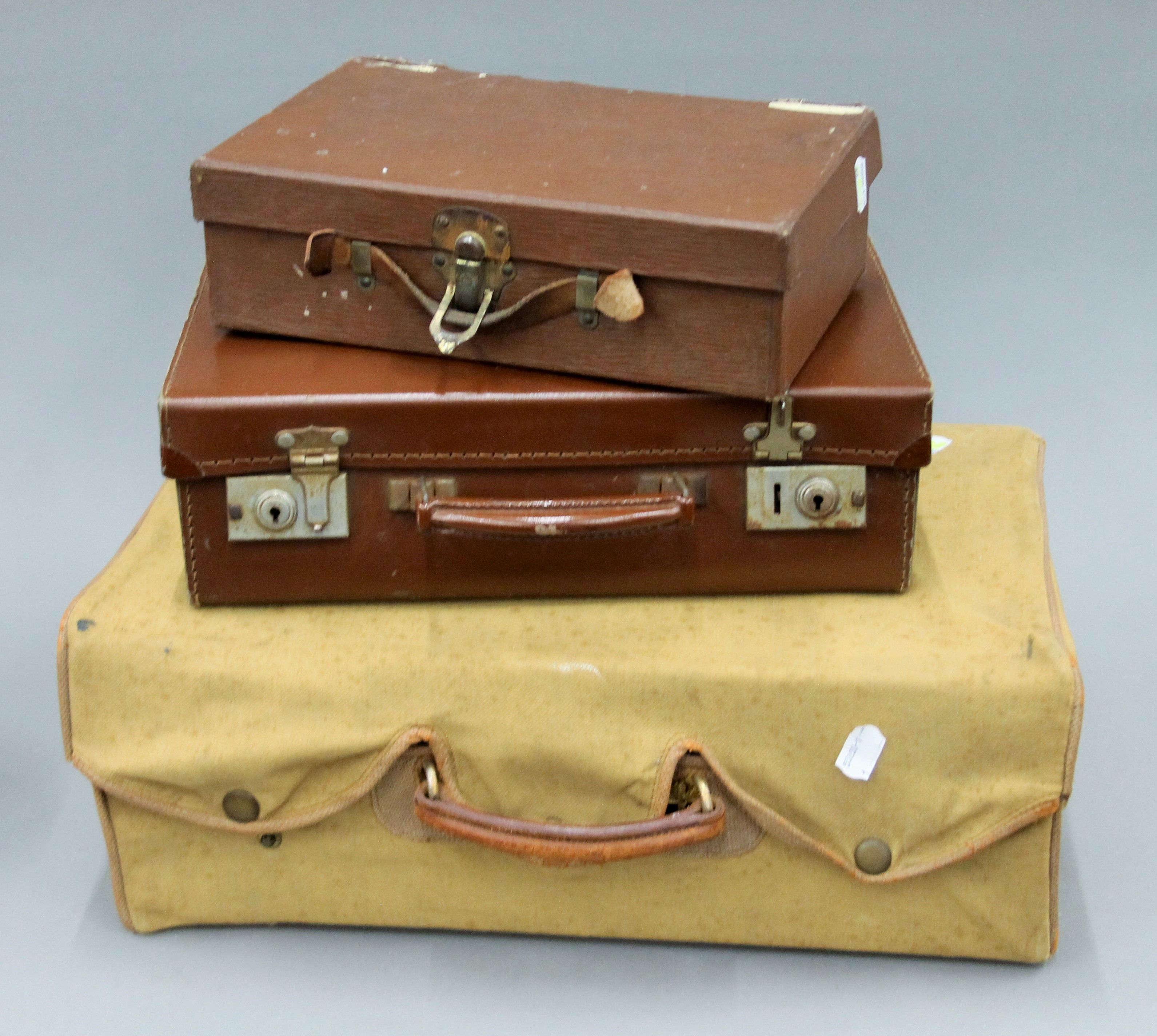 Three small vintage cases. The largest 47 cm wide.