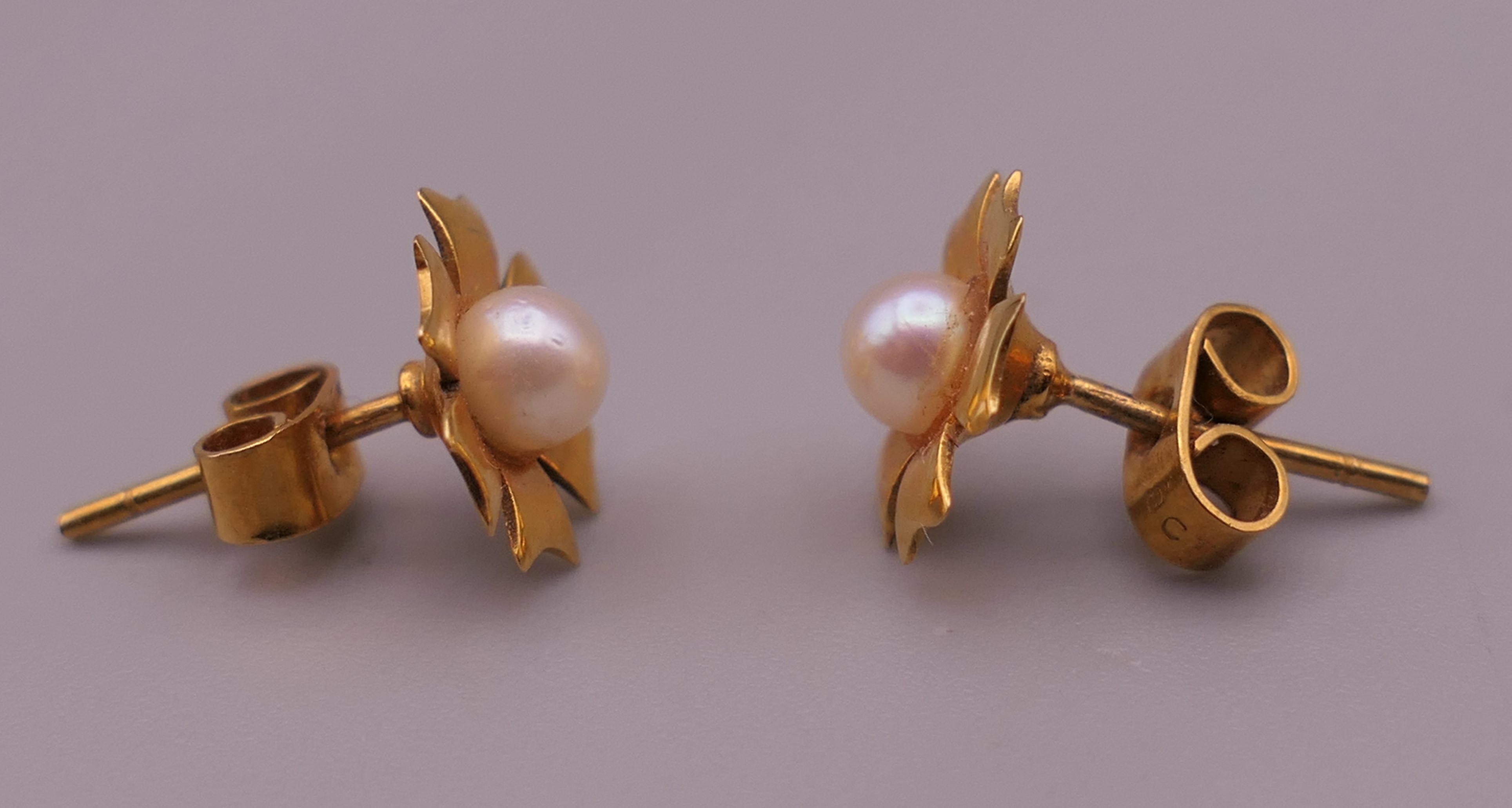 A pair of 9 ct gold pearl earrings. 9 mm wide. - Image 2 of 4