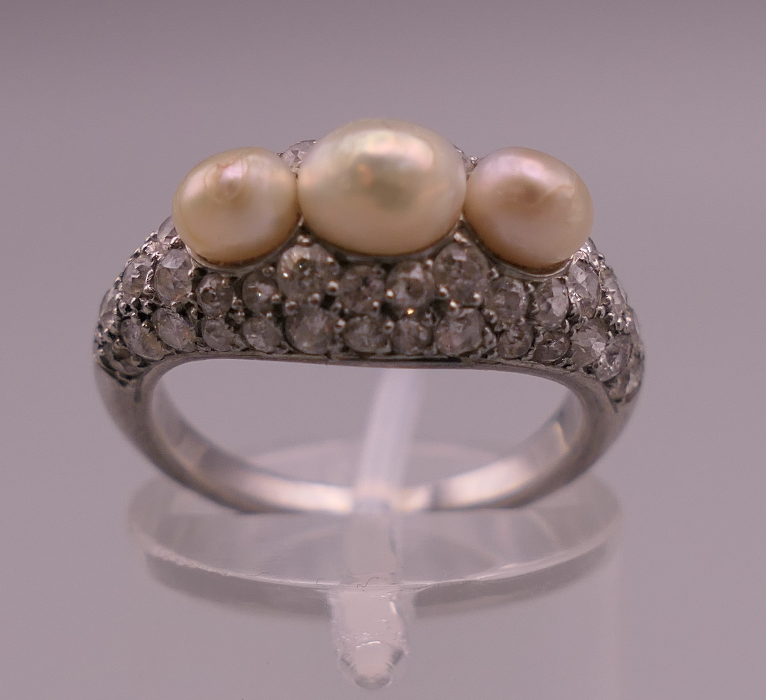 An unmarked white gold or platinum diamond and pearl ring. Ring size I/J. 5.6 grammes total weight. - Image 5 of 12