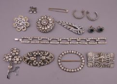 A quantity of costume jewellery.