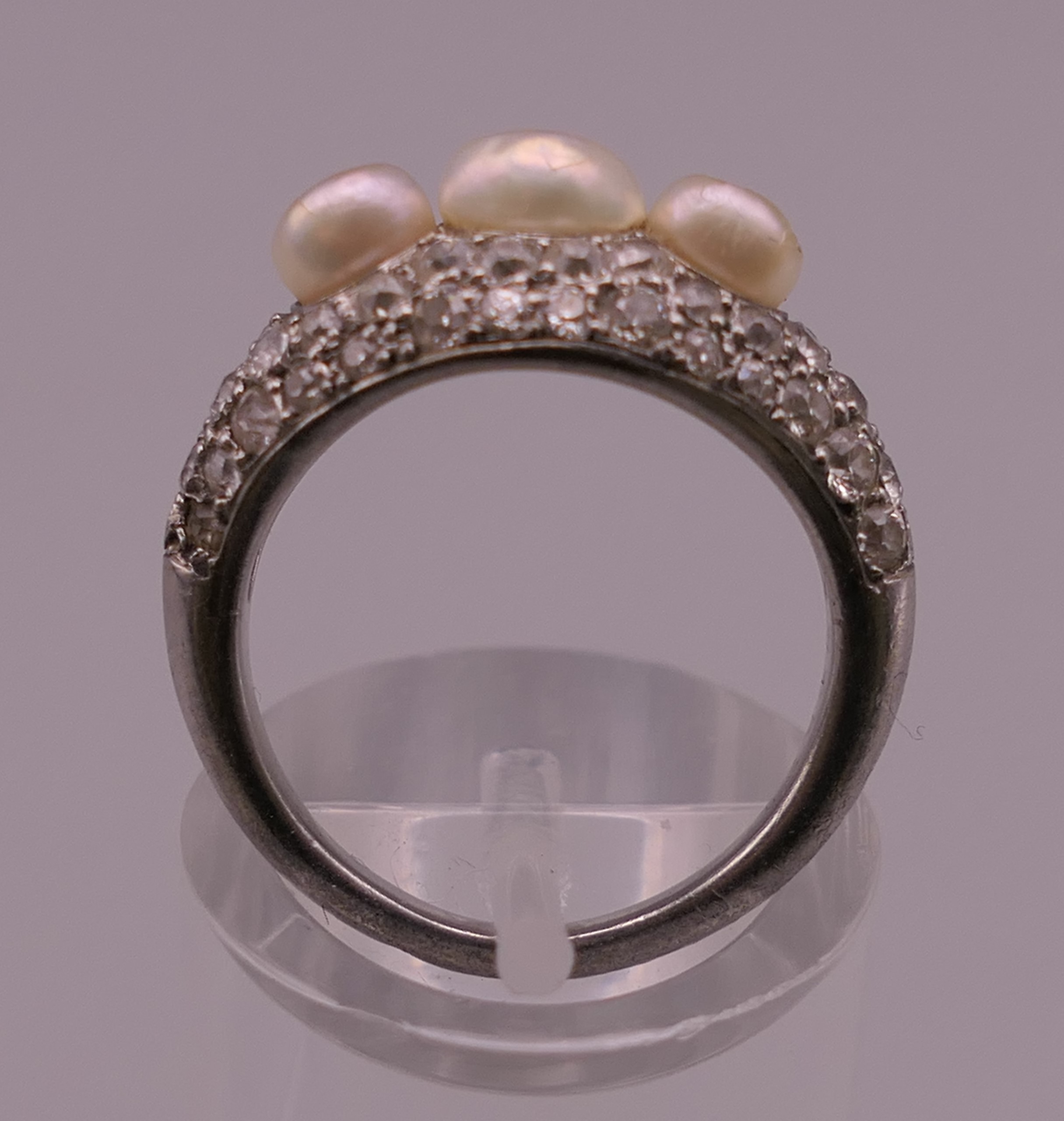 An unmarked white gold or platinum diamond and pearl ring. Ring size I/J. 5.6 grammes total weight. - Image 11 of 12