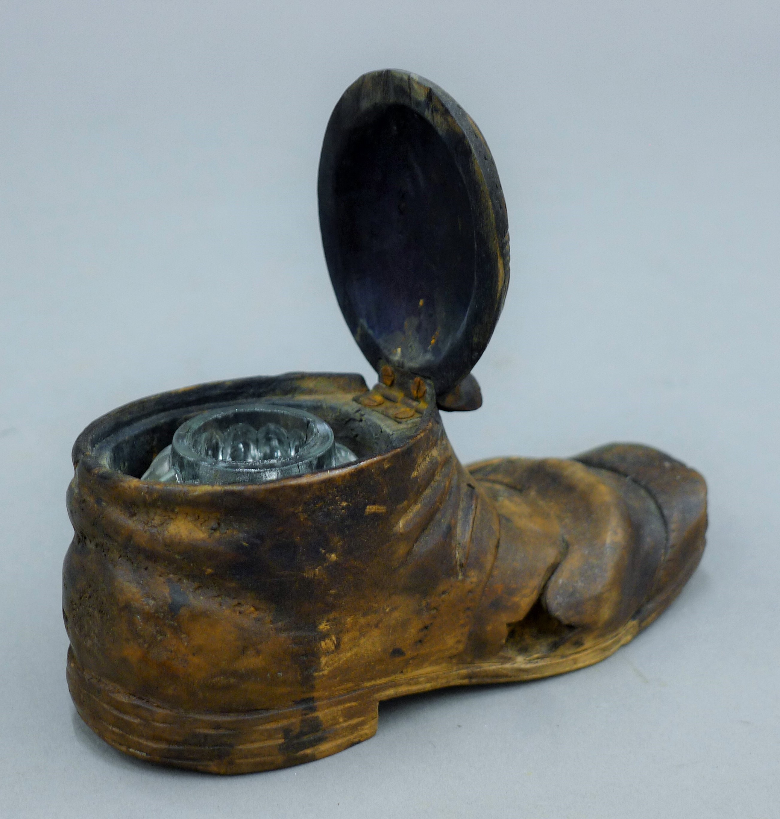 A carved wooden boot form inkwell and a hat form inkwell. The former 13 cm long. - Image 5 of 8