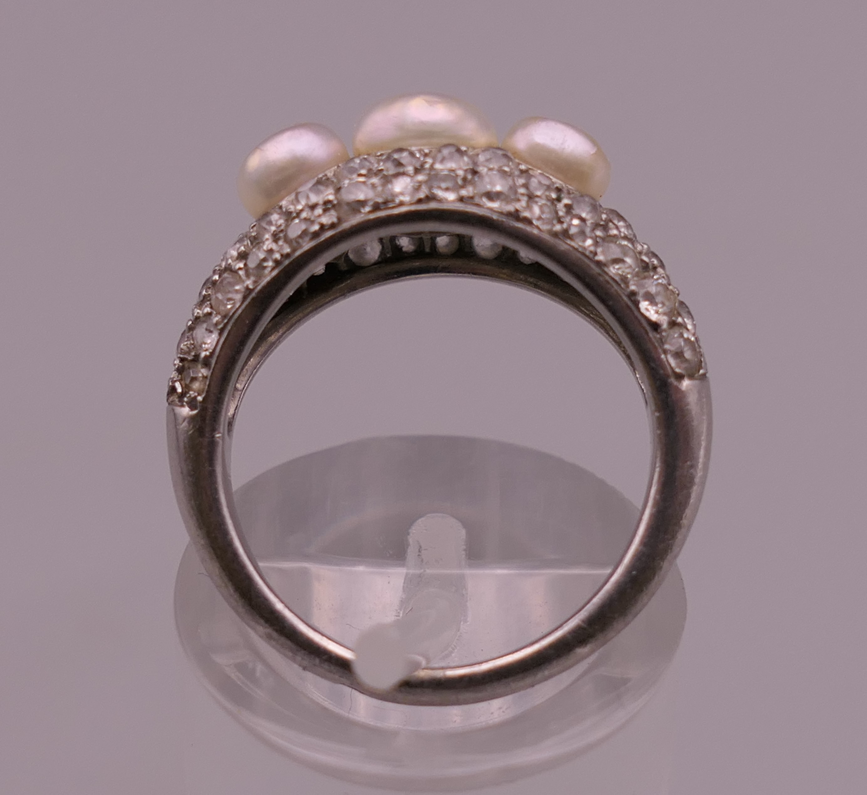 An unmarked white gold or platinum diamond and pearl ring. Ring size I/J. 5.6 grammes total weight. - Image 3 of 12