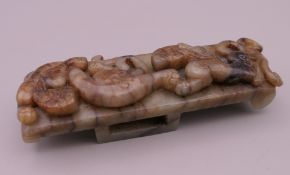 A jade dog-of-fo belt hook. 10 cm wide.