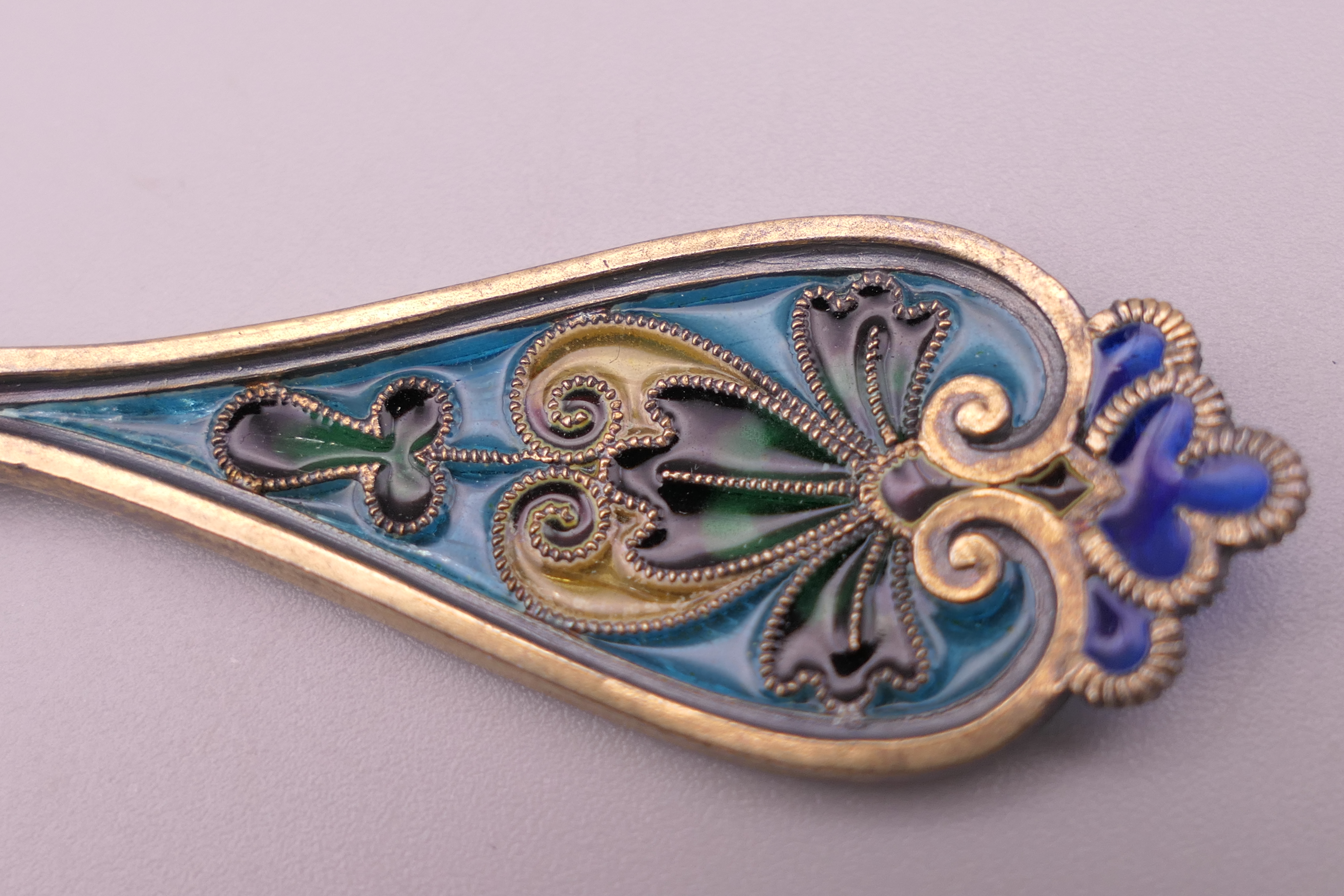 An unmarked silver filigree plique a jour spoon. 14 cm long. - Image 3 of 4