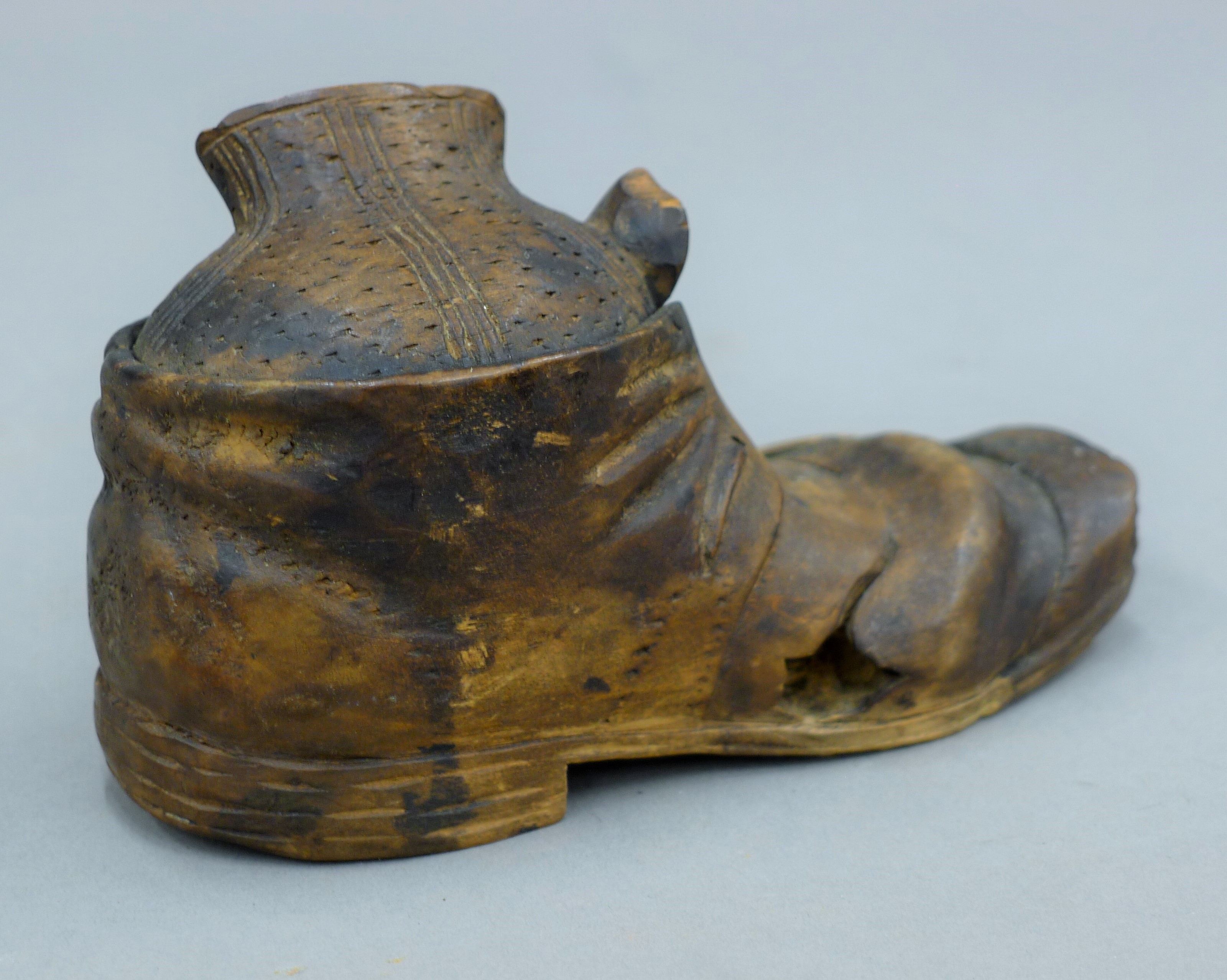 A carved wooden boot form inkwell and a hat form inkwell. The former 13 cm long. - Image 4 of 8