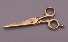 A 9 ct gold scissor form pendant. 4.25 cm long. 3.6 grammes.