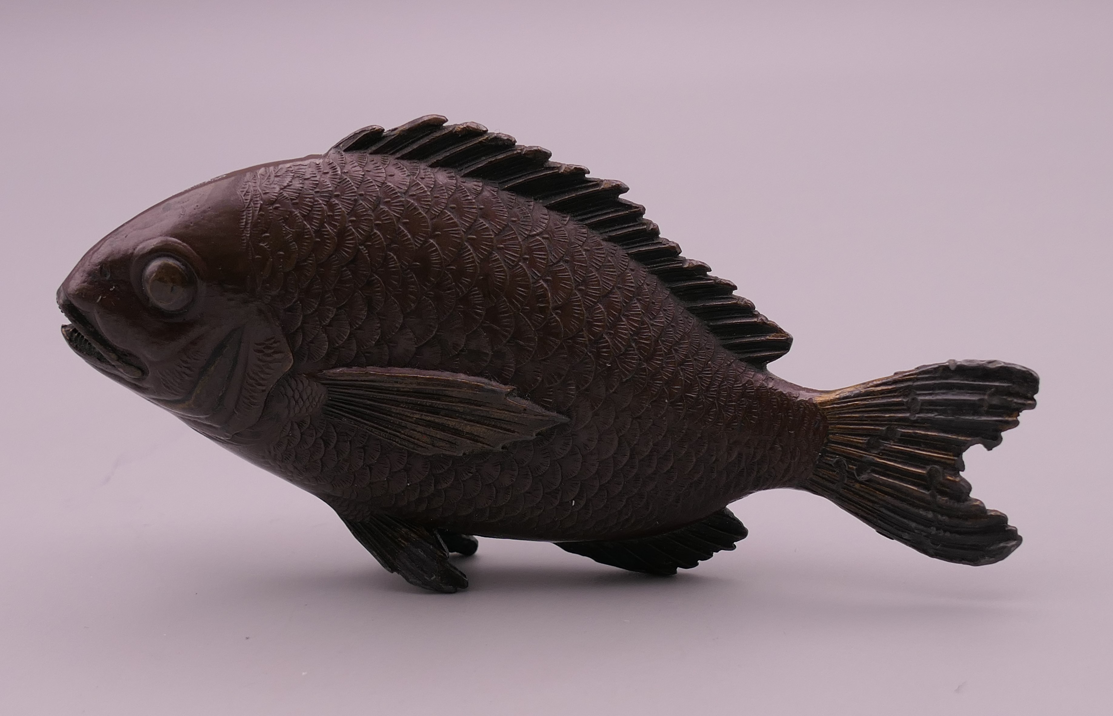 A patinated white metal fish. 10.5 cm long. - Image 3 of 5