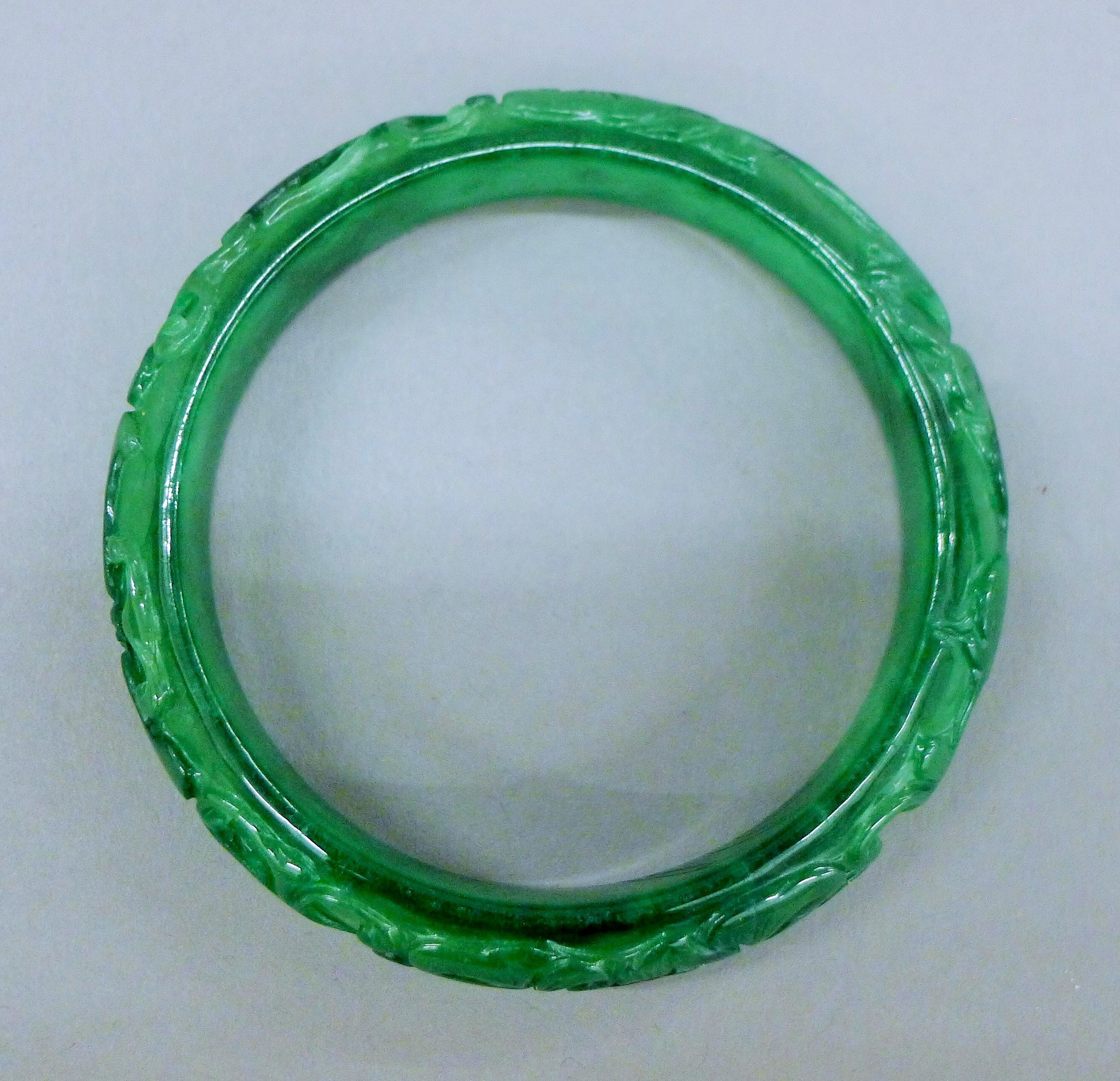 A jade bangle. - Image 2 of 3