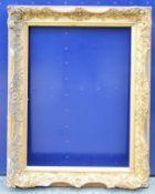 A large Victorian gilt picture frame. 122 x 96.5 cm exterior dimensions. 94.