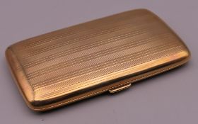 A 9 ct gold cigarette case. 5 cm wide. 35 grammes total weight.