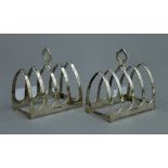 A pair of silver toast racks. 7.5 cm long. 111.7 grammes.