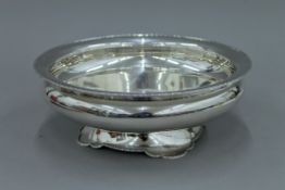 A large silver footed bowl, hallmarked for Birmingham 1924. 28.5 cm diameter. 30.1 troy ounces.
